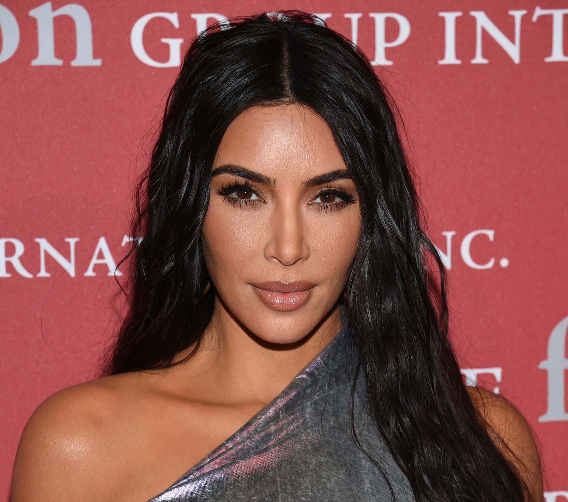 Influencern Kim Kardashian är en i raden av kändisar som påstås använda det schweitziska exklusiva märket La Prairies produkter.