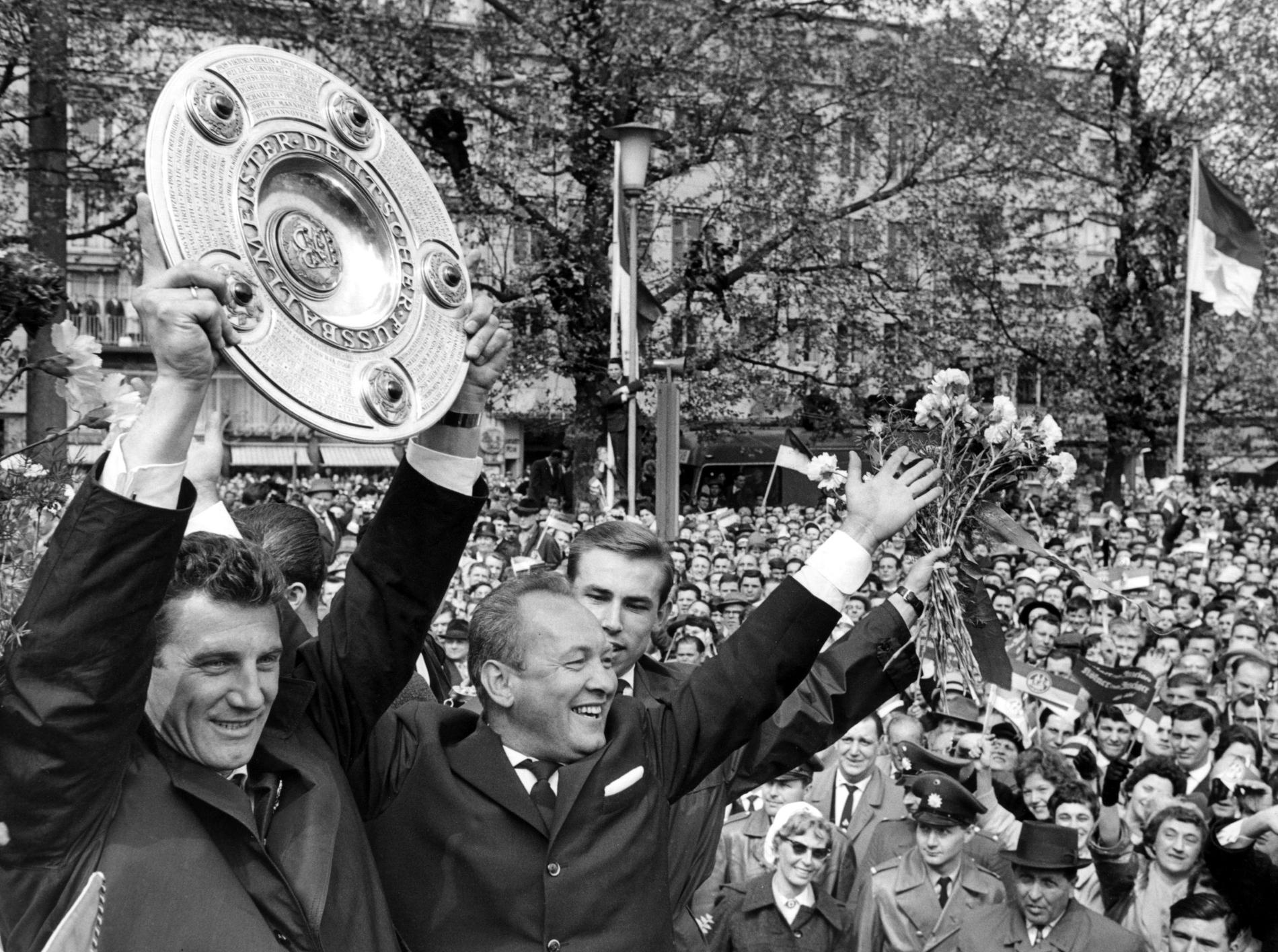 Hans Schäfer firar en av de två tyska titlar FC Köln vann under hans tid i klubben. Arkivbild.