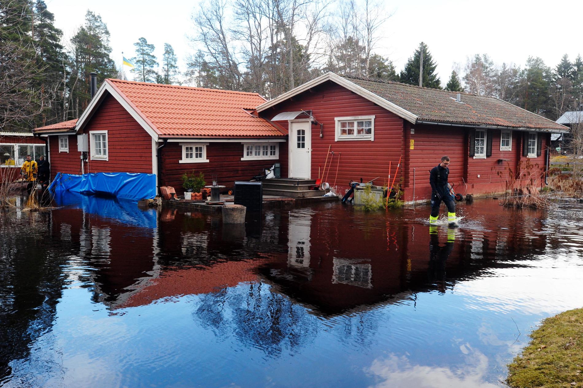 Flera hus hotas nu av den höga vattennivån.