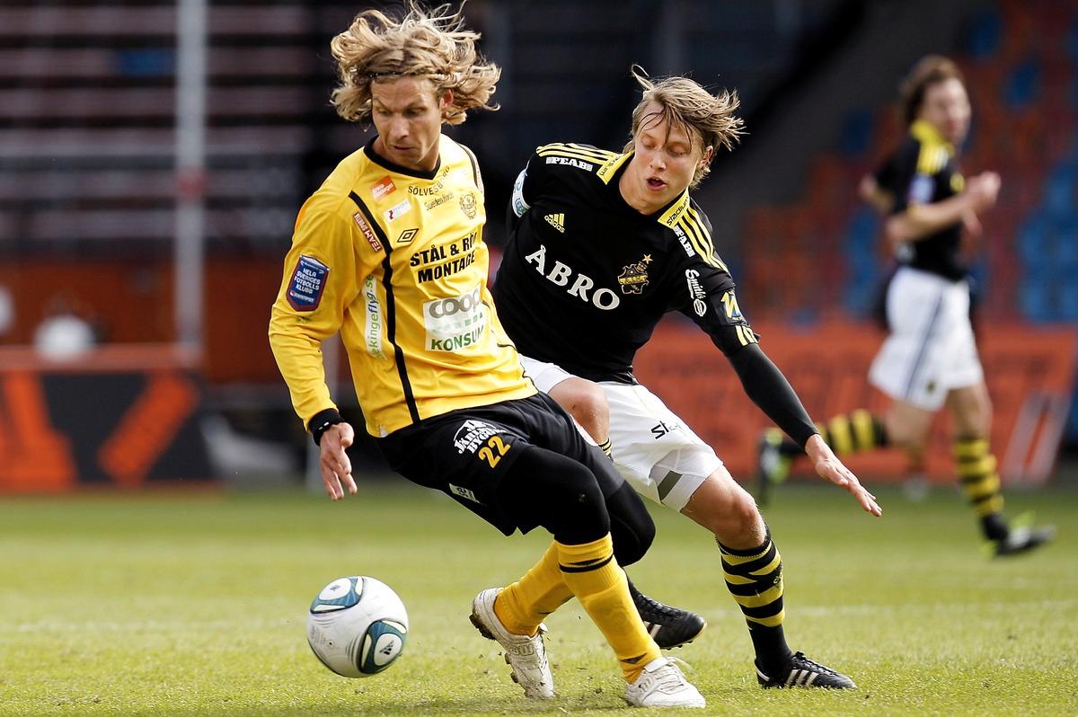 Dominerade bollinnehavet Tobias Grahns Mjällby var spelmässigt dominanta i första halvlek, men trots det ledde AIK med 2–0 i paus.