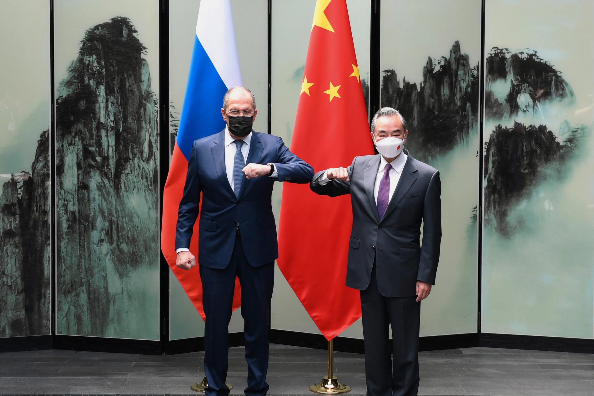 Rysslands utrikesminister Sergej Lavrov och Kinas utrikesminister Wang Yi poserar tillsammans efter sitt möte i Tunxi, i östra Kina, den 30 mars. 