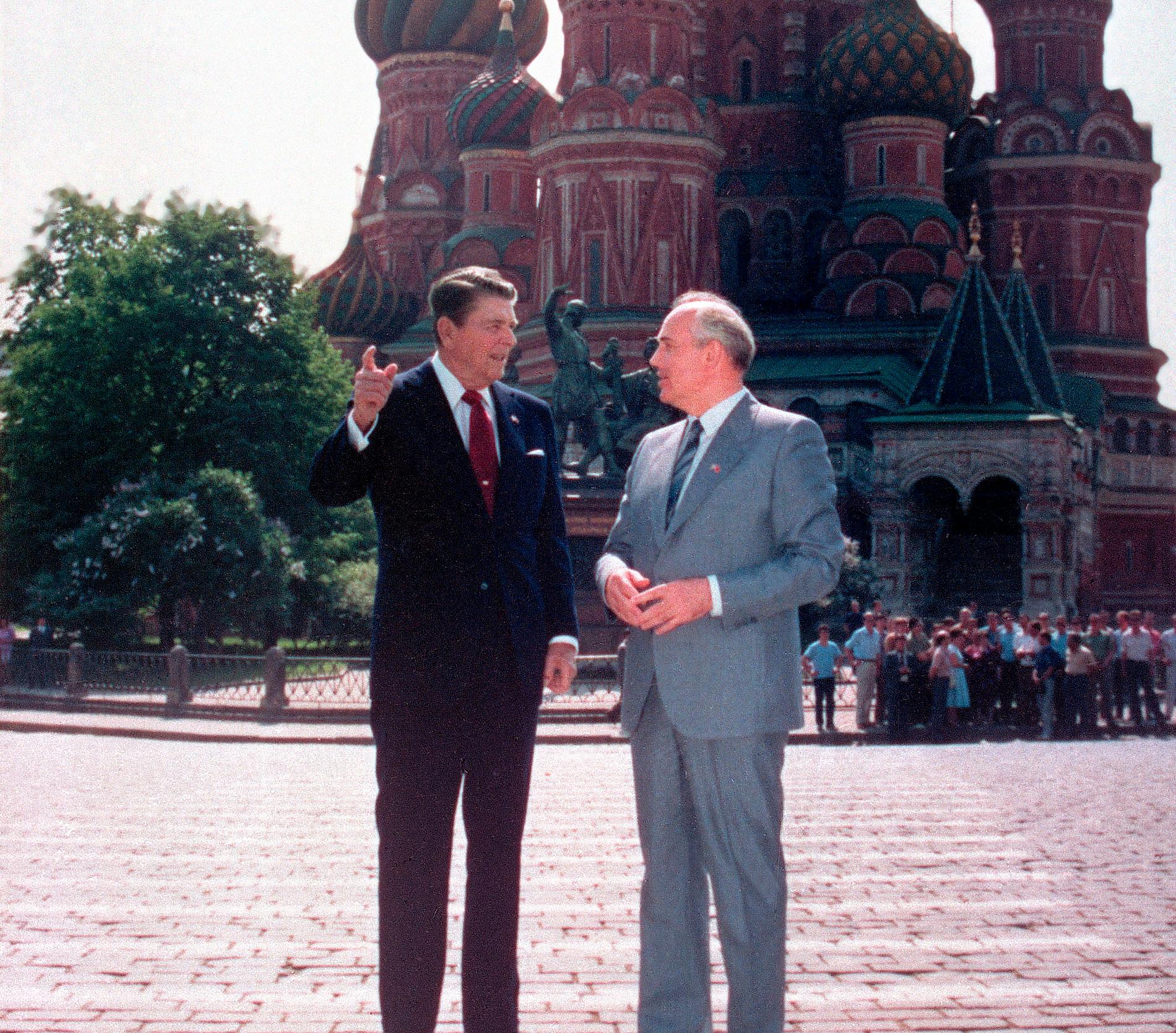 Gorbatjov här tillsammans med Ronald Reagan. 