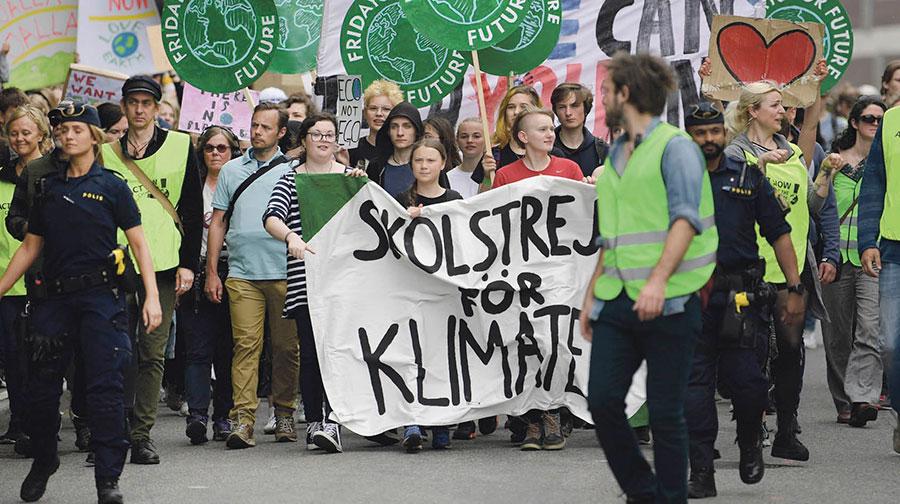 Nu vänder vi oss till arbetsgivarna. I den mån ni kan, tillåt era anställda att manifestera för klimatet den här veckan, skriver 17 skolstrejkande ungdomar från Fridays for future Sverige.