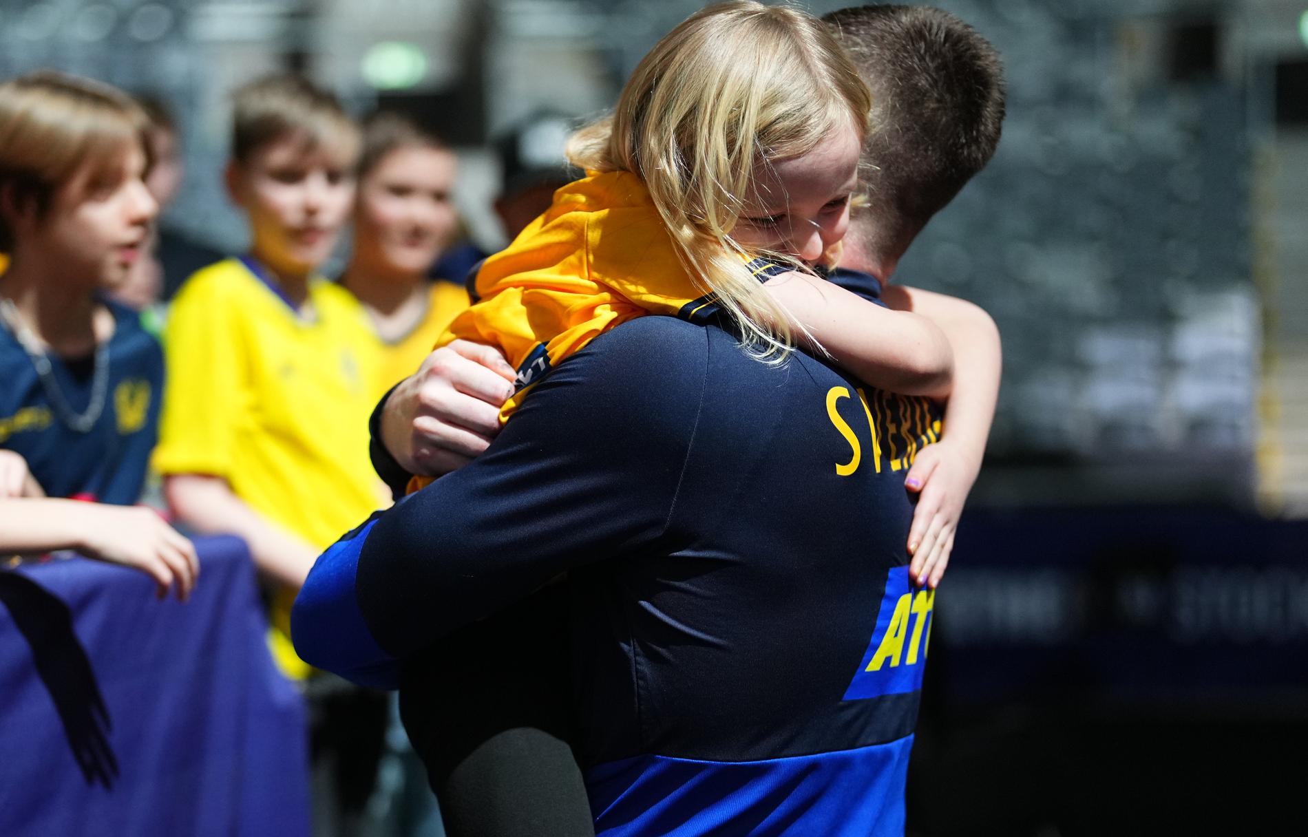 Andreas Palicka kramar om dottern efter kvartsfinal-segern.