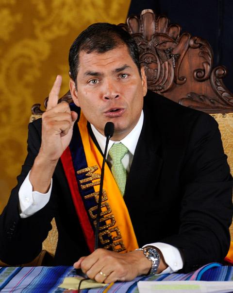 Dramatisk, populistisk och har ändrat grundlagen för att gynna sig själv. Rafael Correa liknar Venezuelas president Hugo Chavez på många sätt.
