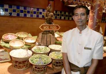 ”Gästerna gillar framför allt vårt dessertbord”, säger Sitthichon Yenrayab, restaurangchef på Royal Orchid.