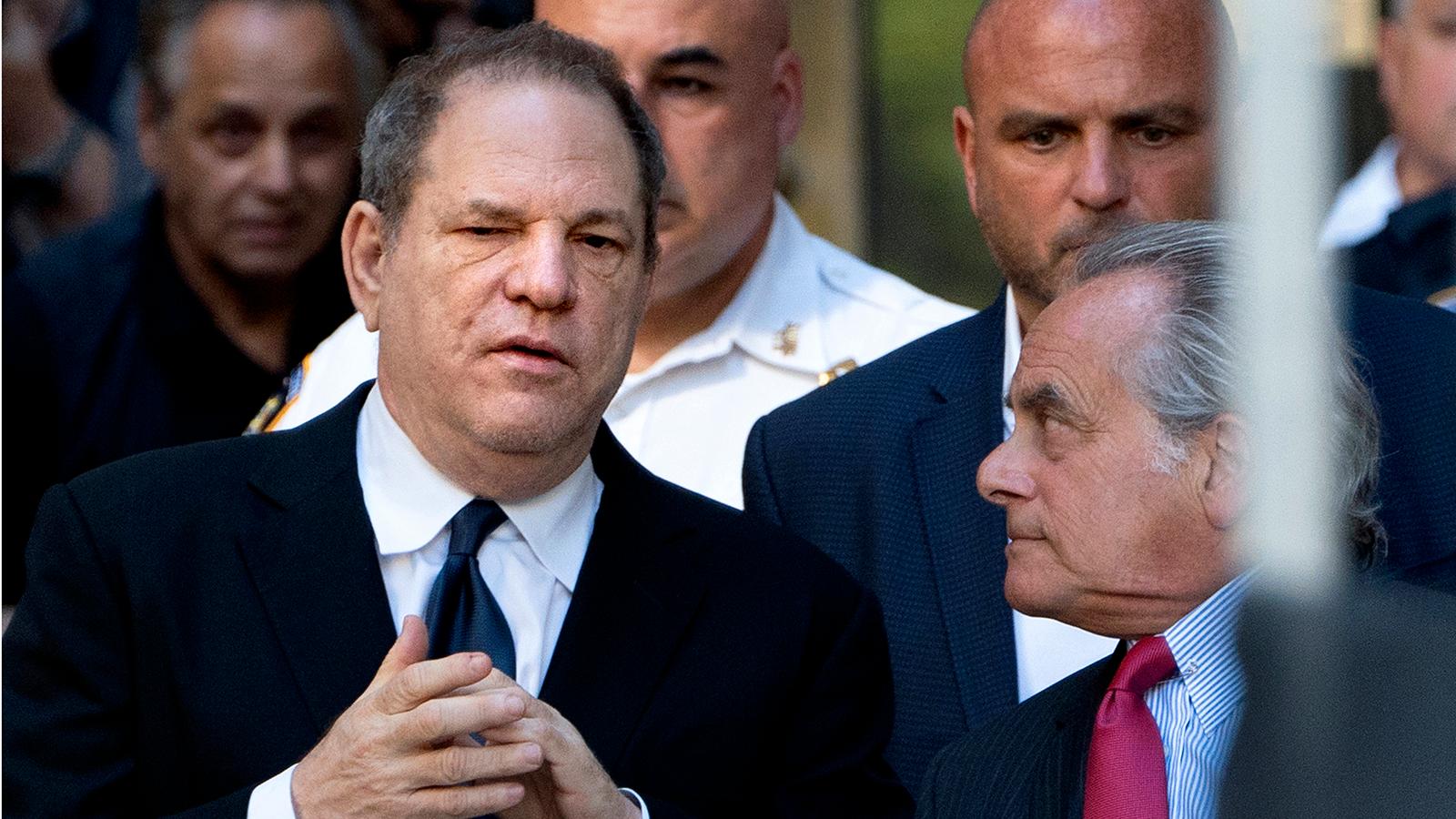 Harvey Weinstein lämnar högsta domstolen i New York med sin advokat Benjamin Brafman efter måndagens förhandlingar.