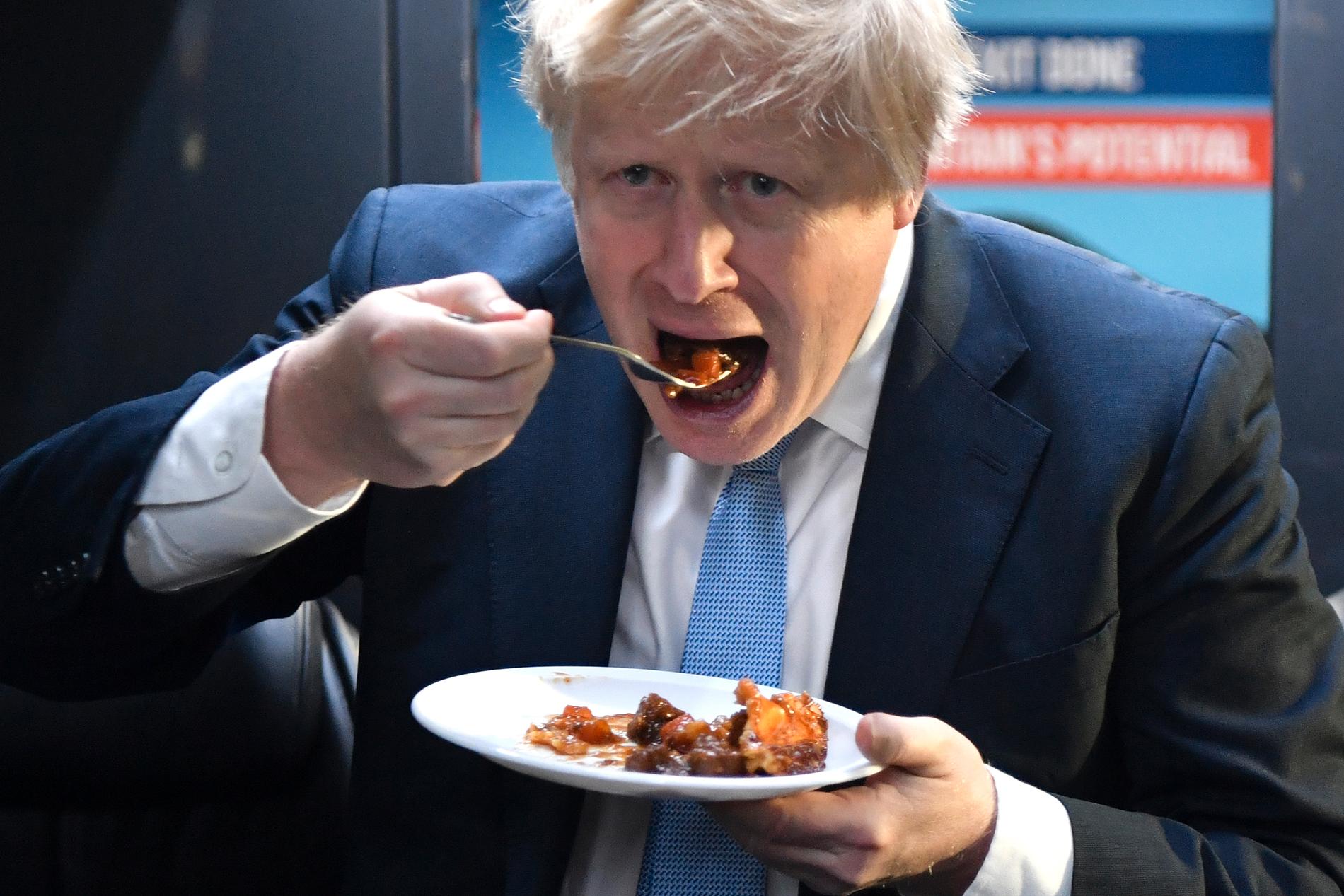 Boris Johnson äter paj.