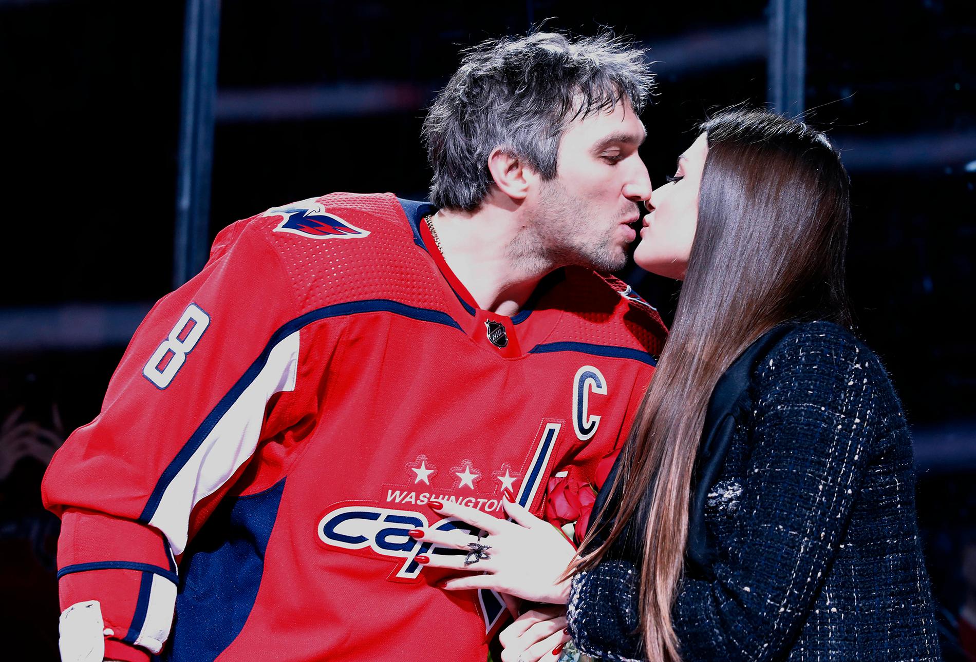 Alexander Ovetjkins och hans fru, Anastasia Shubskaya, firar tillsammans efter Stanley Cup-segern 2018.