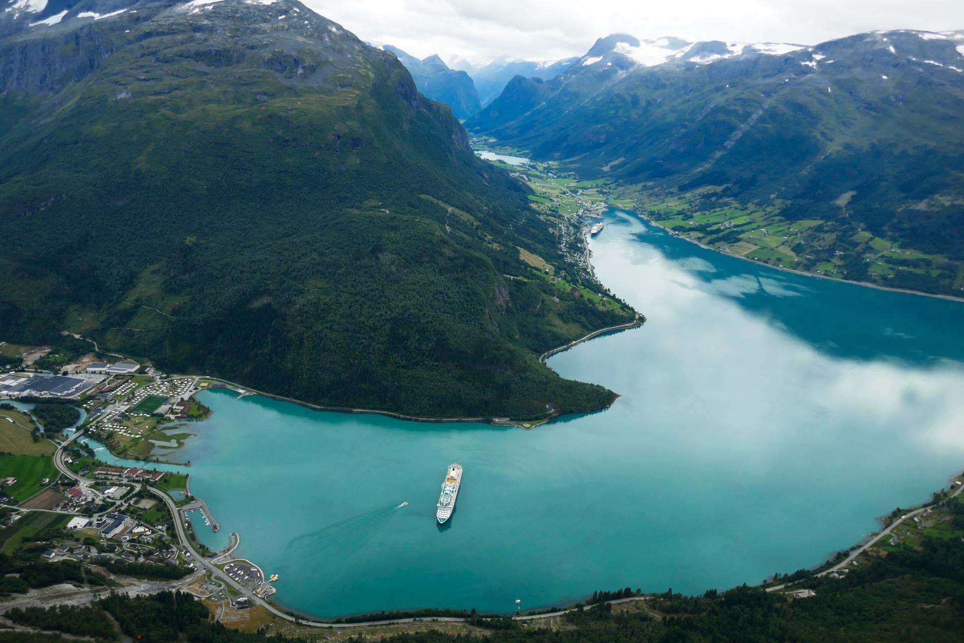 Du behöver inte åka över halva jordklotet för att uppleva magiska landskap. Här Loen i Norge. Arkivbild.
