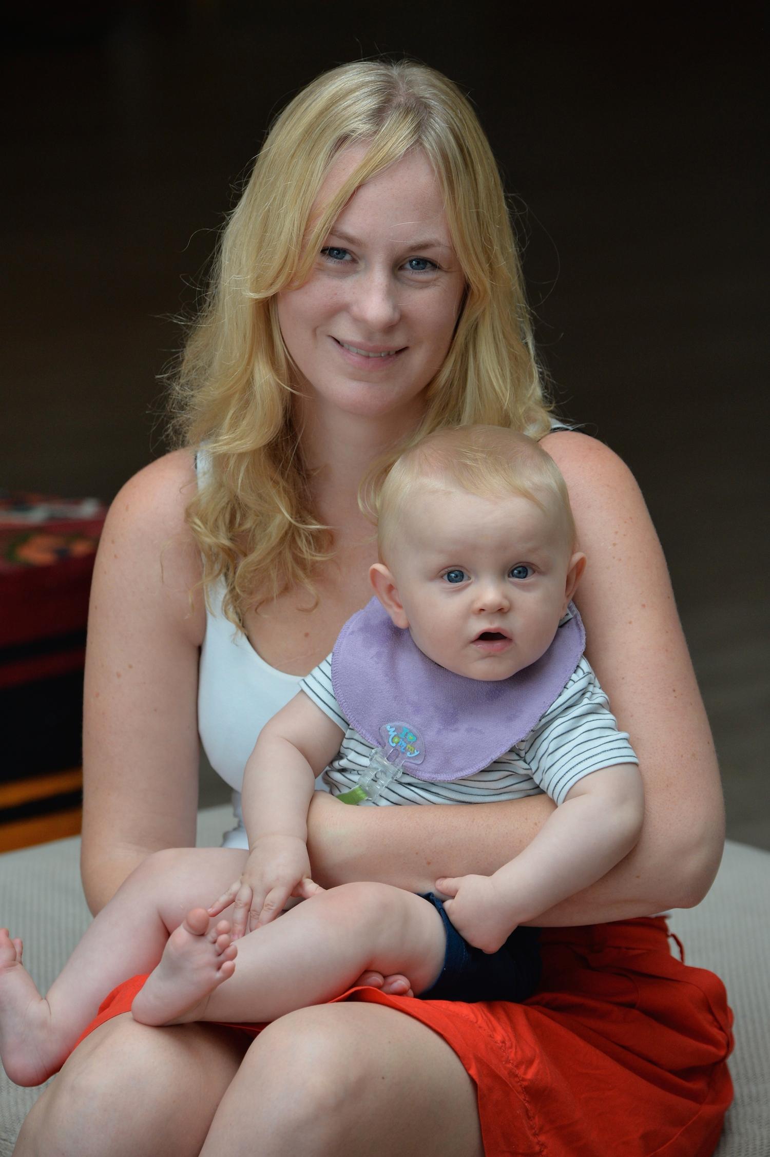 Blev gravid direkt "Det var en av mina stora sorger, att det inte var säkert att jag skulle kunna få barn. Man jag blev gravid på första försöket", säger Karin Nilsson med sonen Elliot, 9 månader,.
