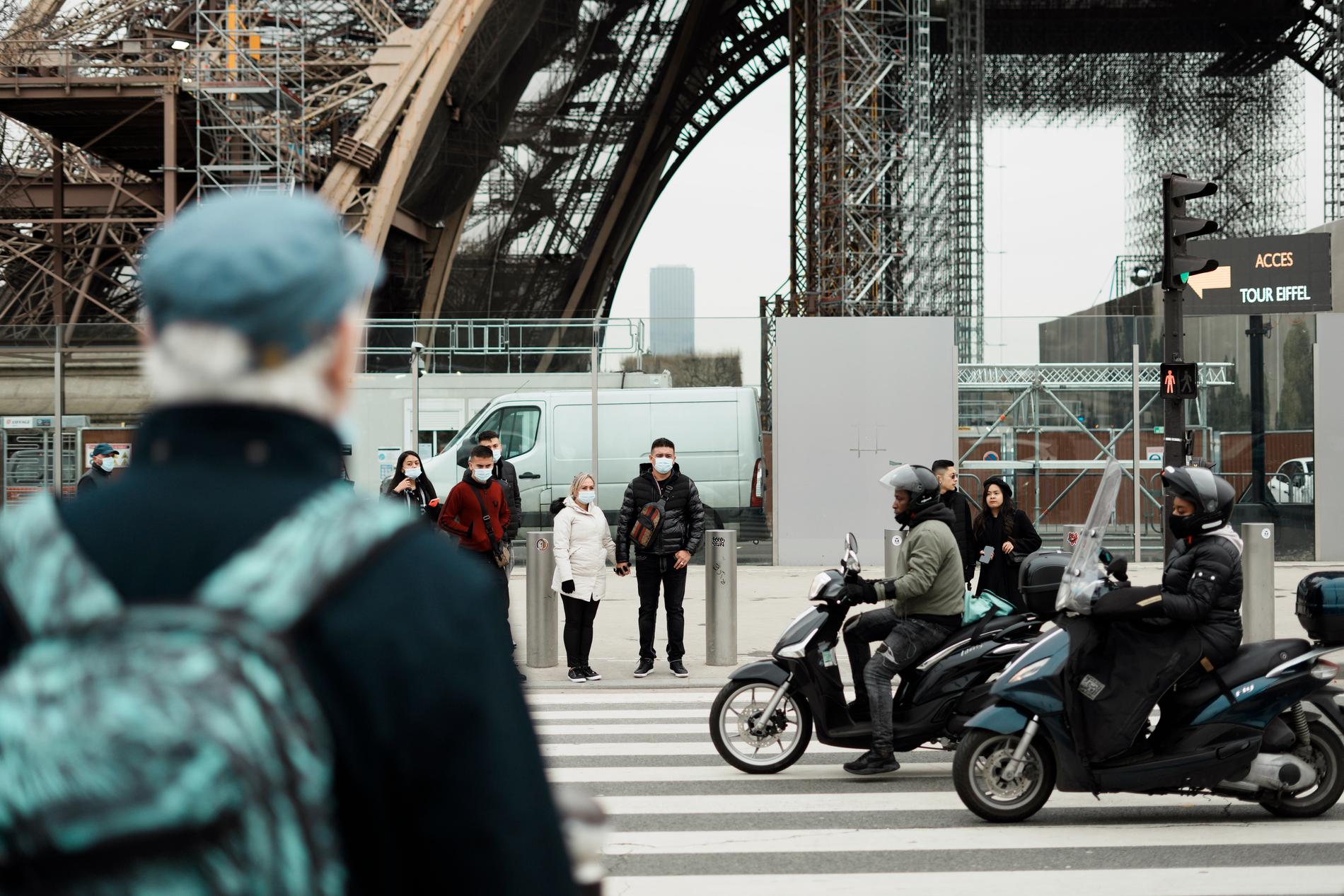 Människor med munskydd i Paris i mitten av december. 