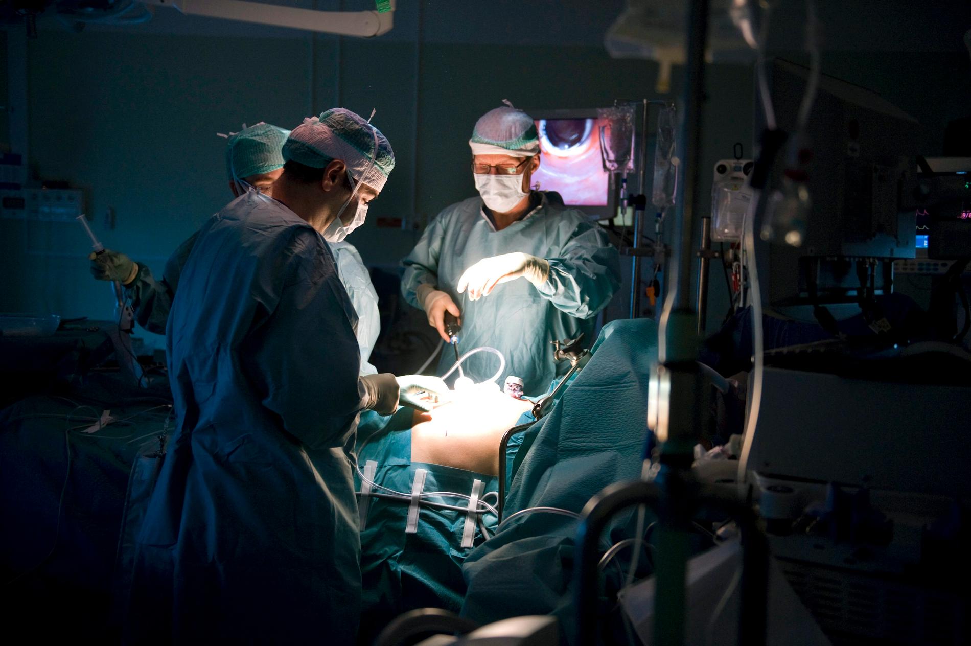 Tre personer har fått nya njurar genom ett så kallat njurbytesprogram. Bilden är från en annan slags operation. Arkivbild.