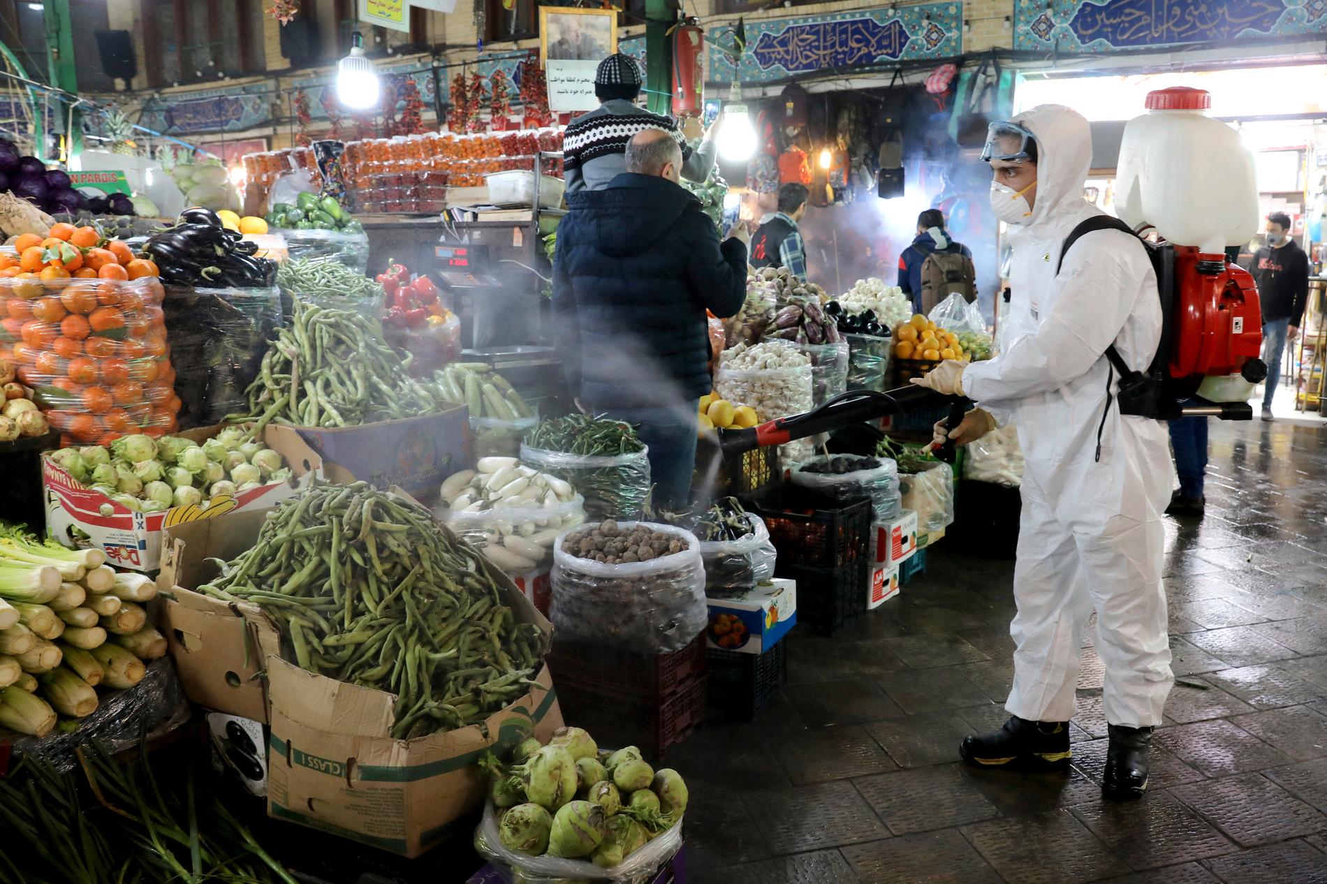 Desinficering av grönsaker på en marknad i norra Teheran i Iran. Bilden är tagen den 6 mars.