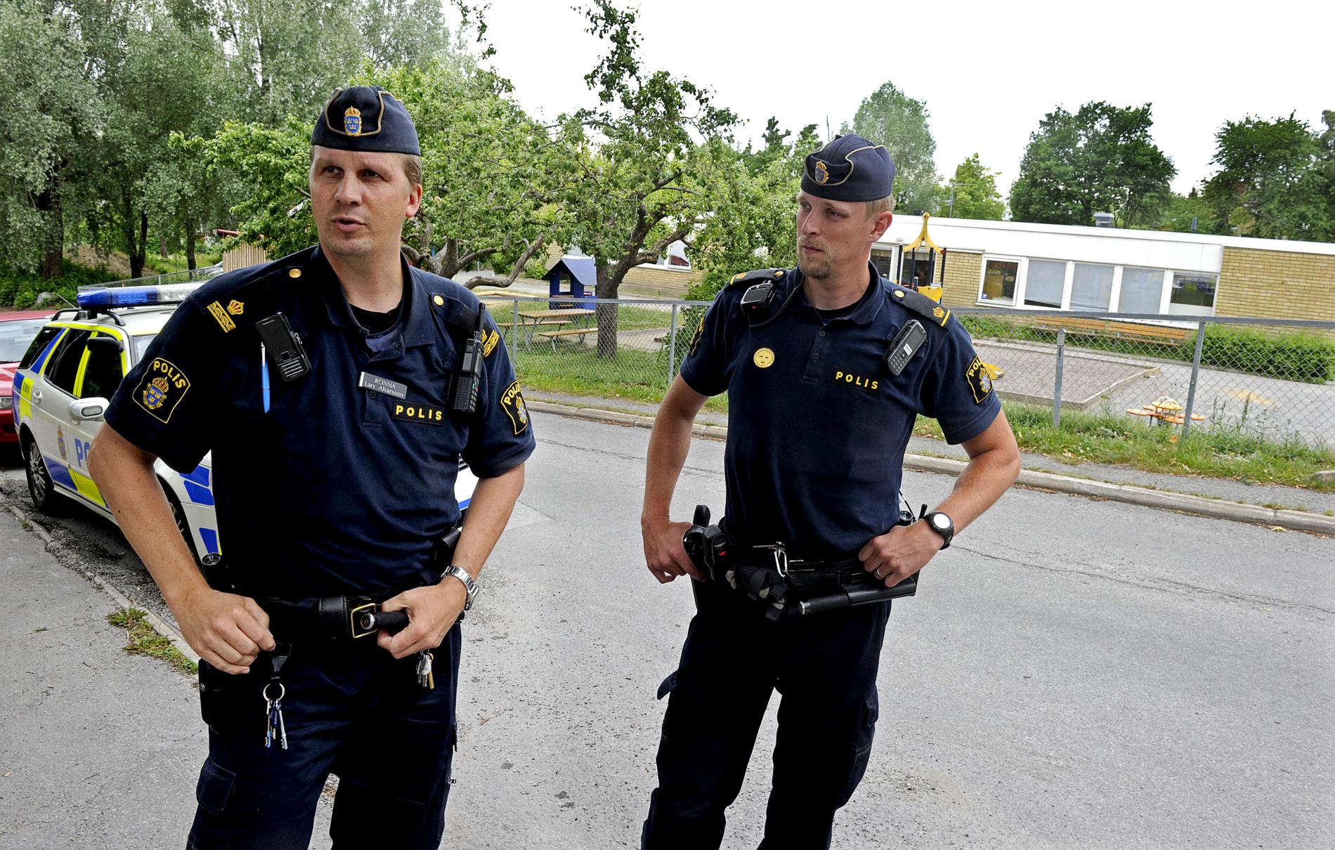 Polismännen Lars Alvarsson, till vänster, och Kristofer Olheim på plats vid dagiset.