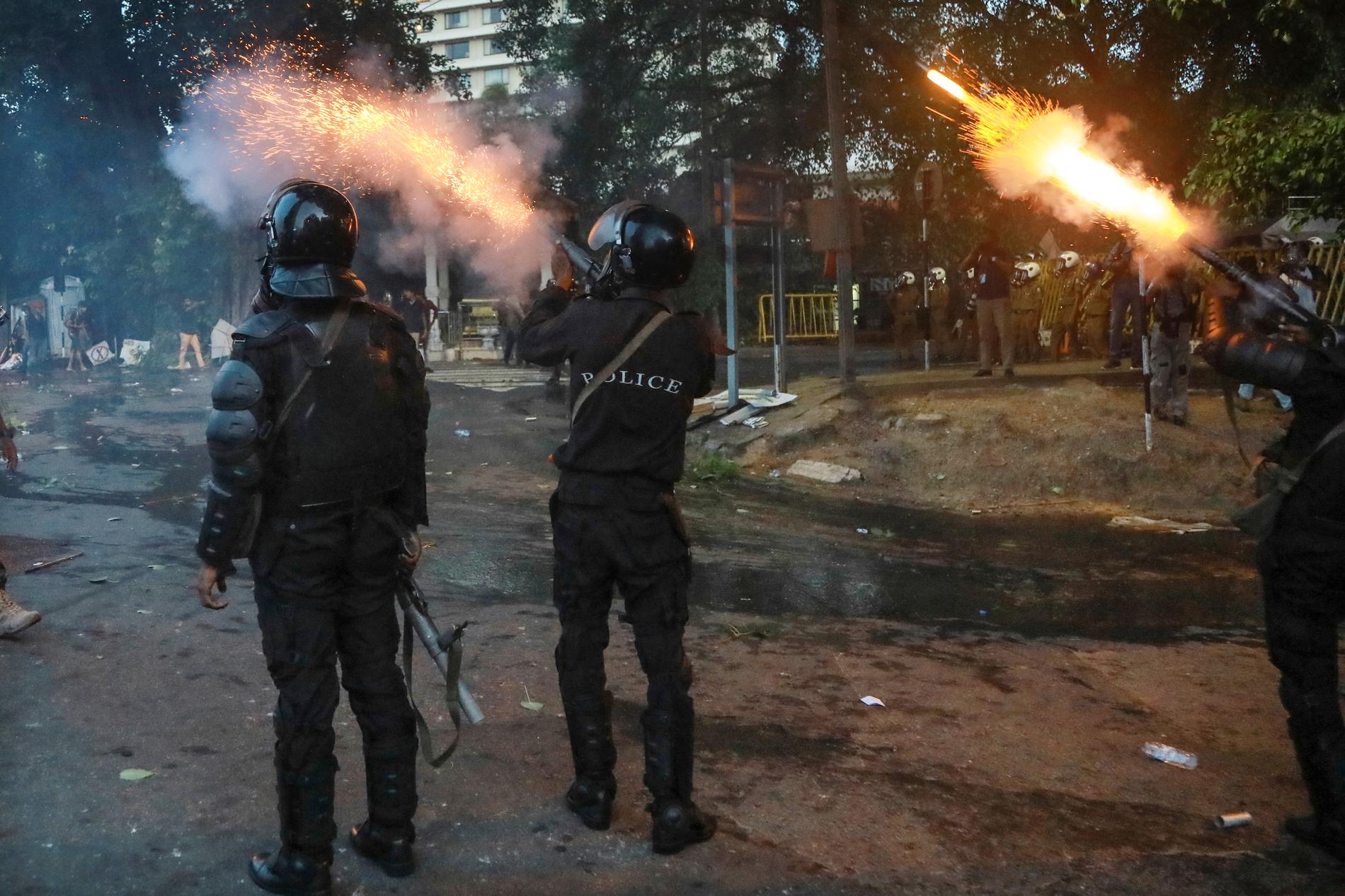 Poliser under de våldsamma upploppen i landet tidigare i juli.