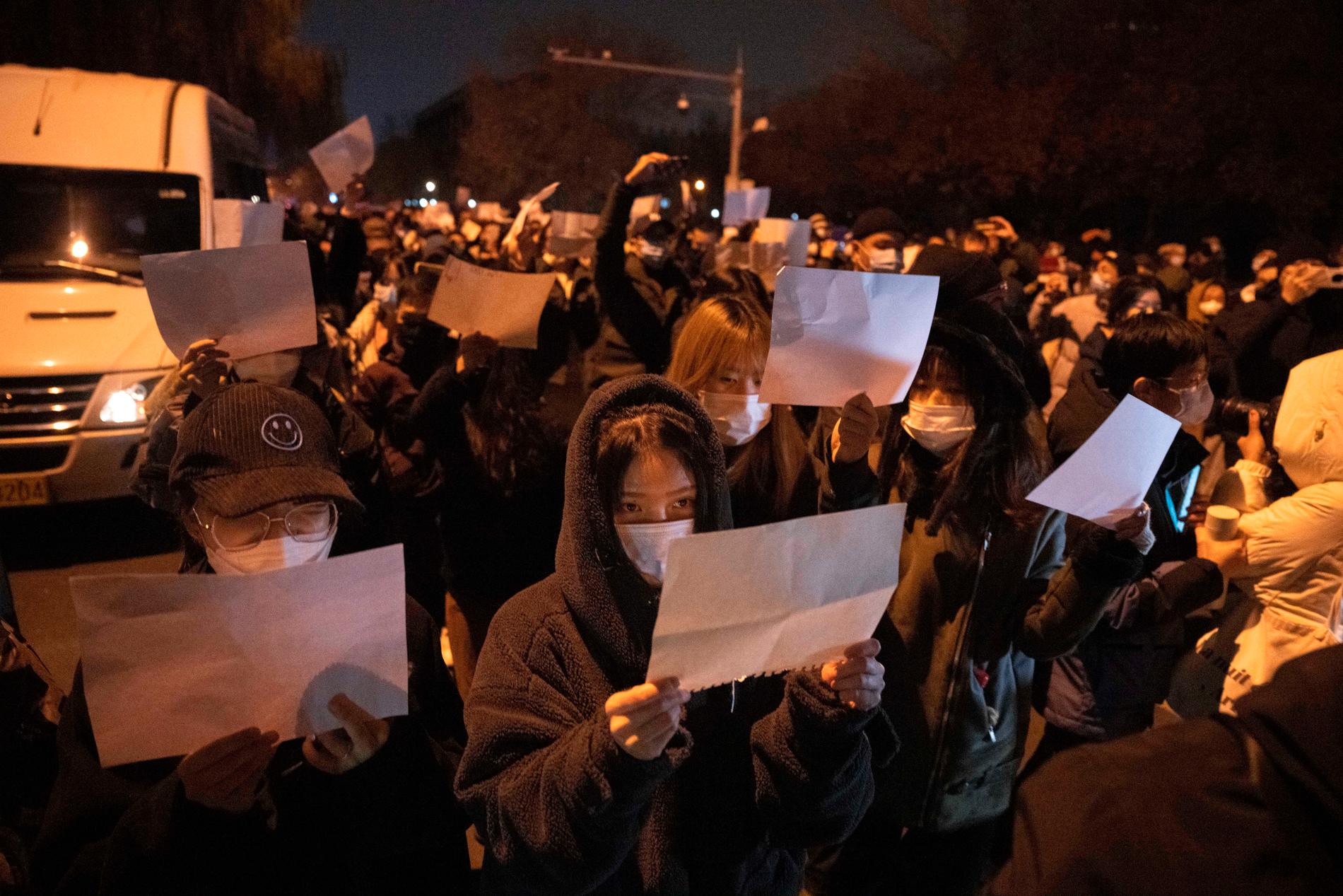 Protest i Peking den 27 november. Demonstranterna håller upp A4-papper.