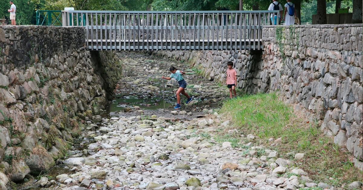 Bilden visar barn i den uttorkade floden Galardi i Ascain i sydvästra Frankrike den 12 juli i år.  Frankrike har denna sommar upplevt sin värsta torka någonsin. 