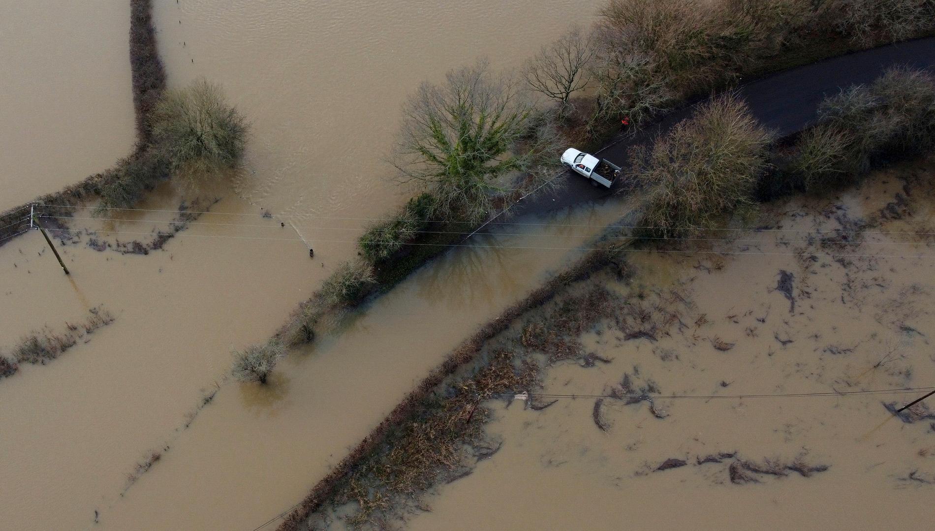 Väg översvämmad i East Sussex i England. 
