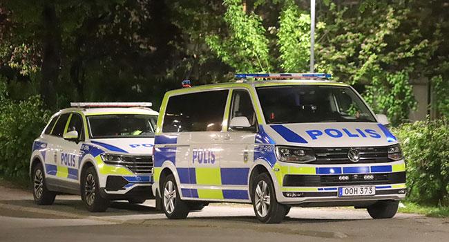 Polisen förhörde grannar i Norsborg i väntan på kriminaltekniker.