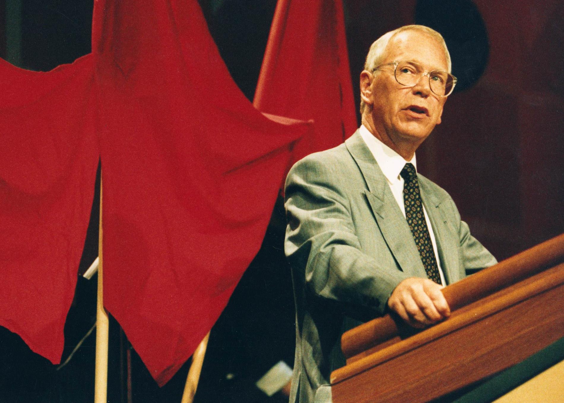 Stig Malm i talarstolen under LO-kongressen i Stockholm 1991.