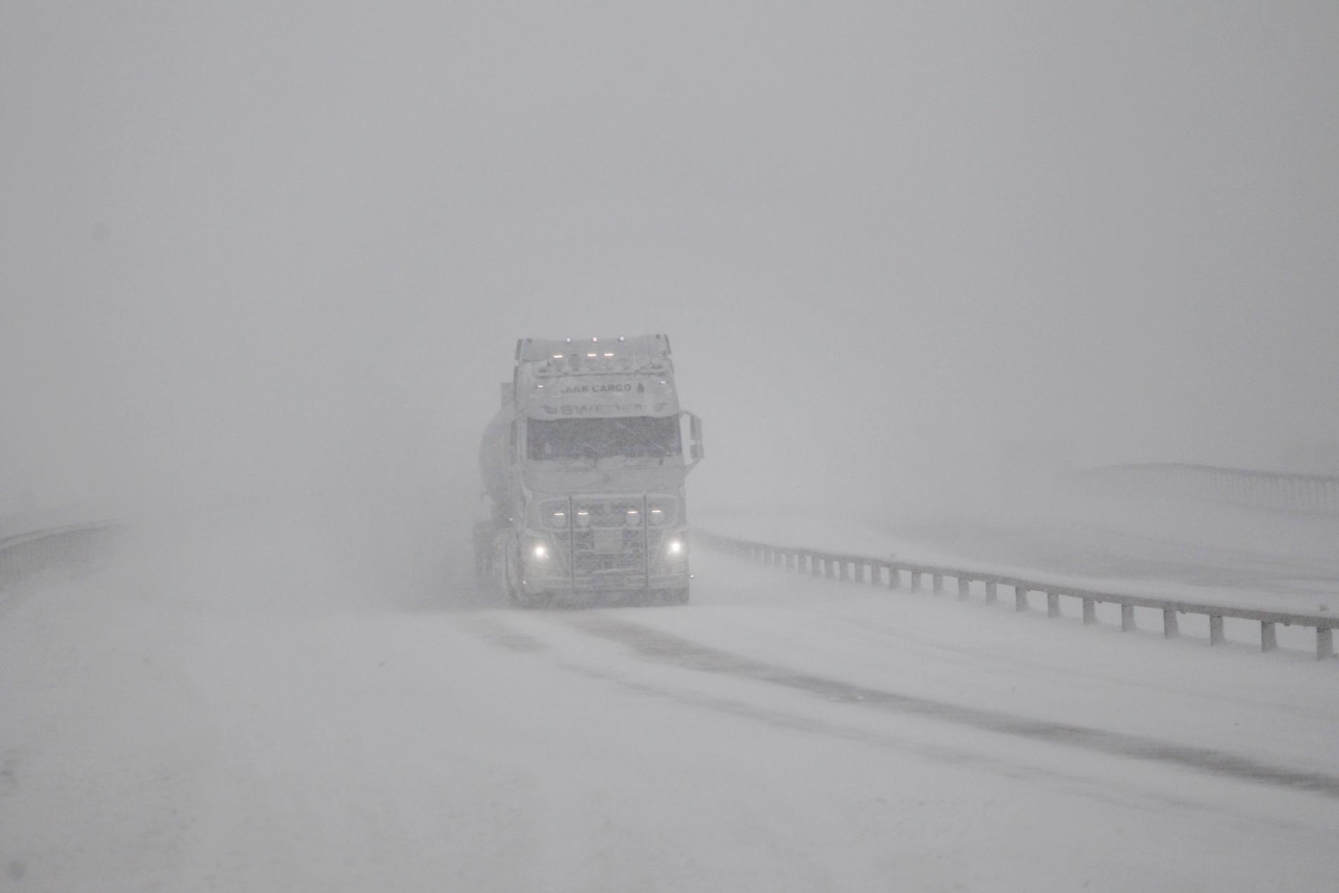 Storm i fjällen och stormbyar över resten av Norrland väntas under torsdagen. Blåsten i kombination med snöfall kan leda till besvärligt trafikläger. Arkivbild.