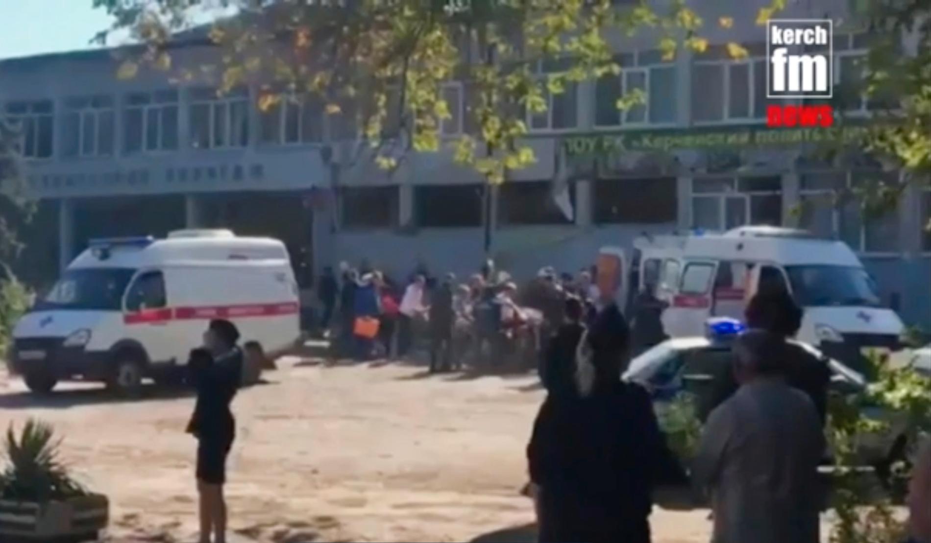 En stillbild från en video som publicerats av det lokala mediebolaget Kerch FM, och som uppges visa skolan i Kertj där explosionen skett.