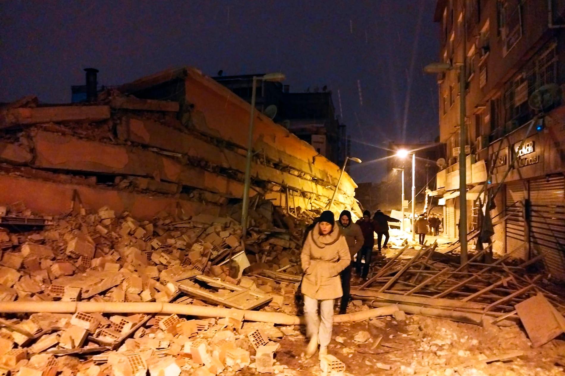 Flera byggnader har rasat till följd av jordbävningen, här i Malatya i sydöstra Turkiet. 