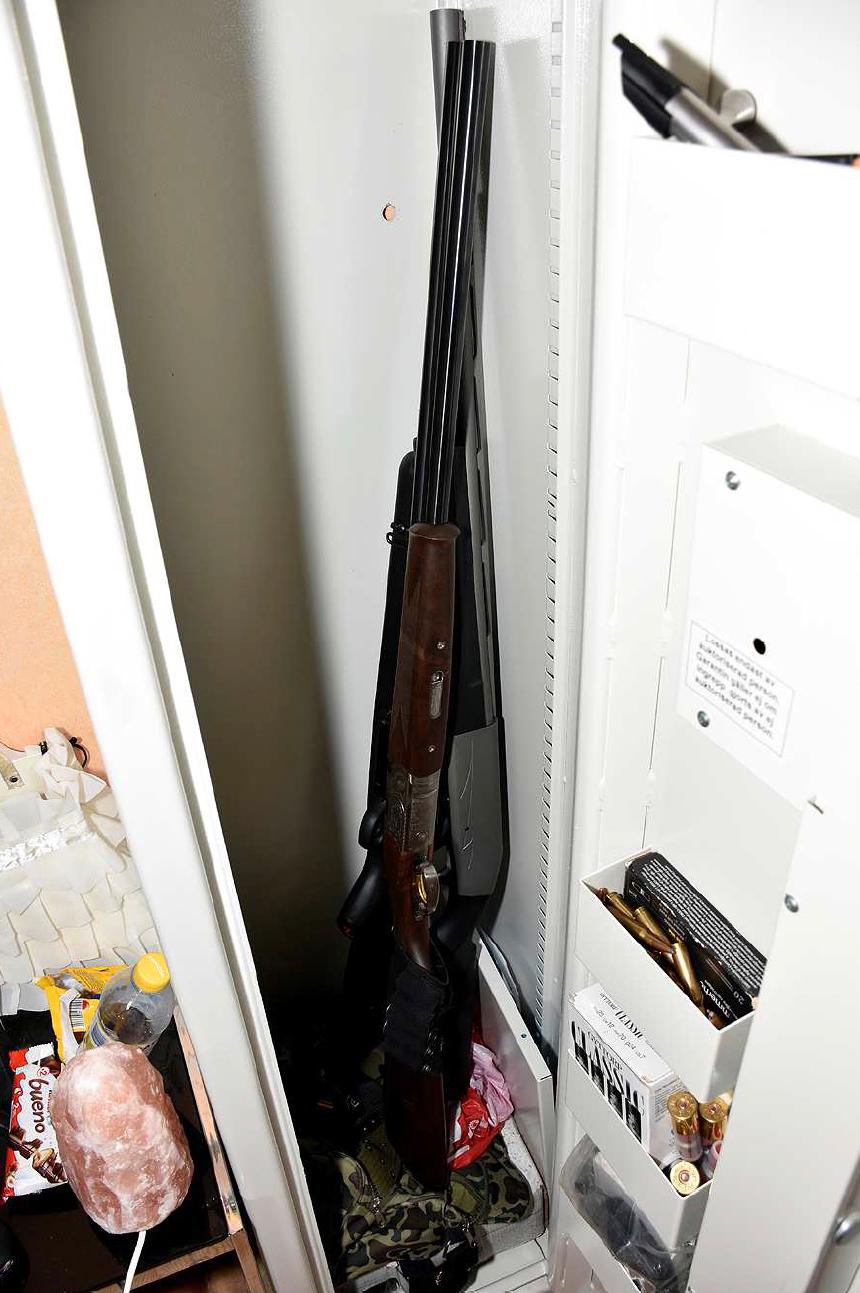 Vapen som polisen hittade i bostaden.