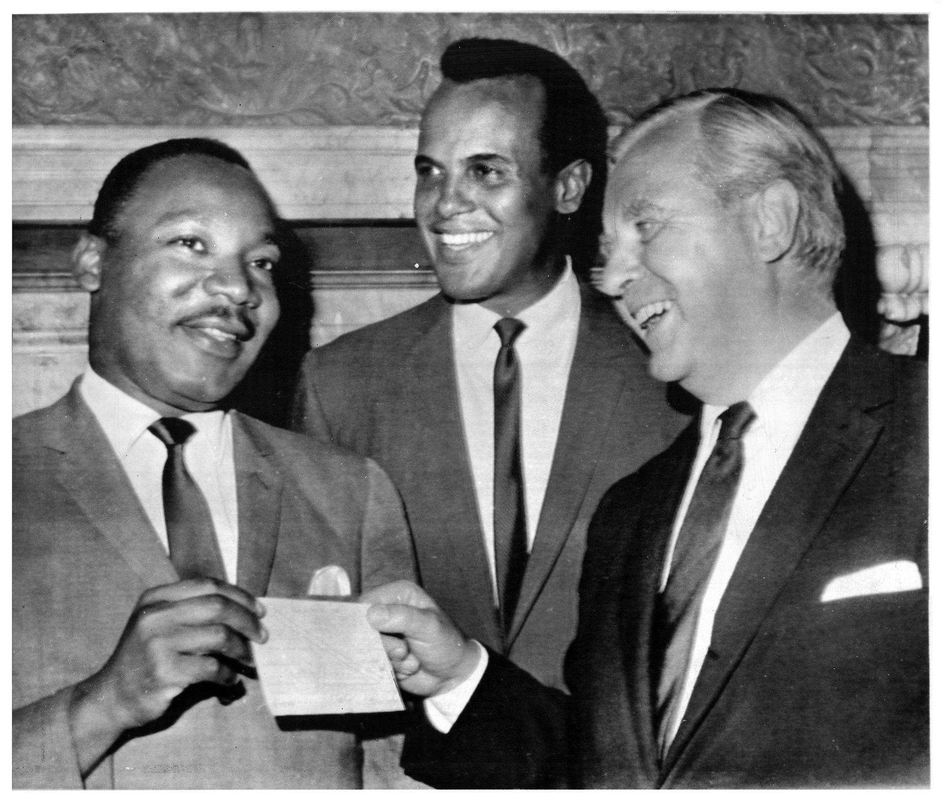 Martin Luther King, Harry Belafonte och Tore Tallroth. Paret King, var i Stockholm i mars 1964 för att medverka vid Aftonbladets arrangemang ”En gränslös kväll på Operan”.