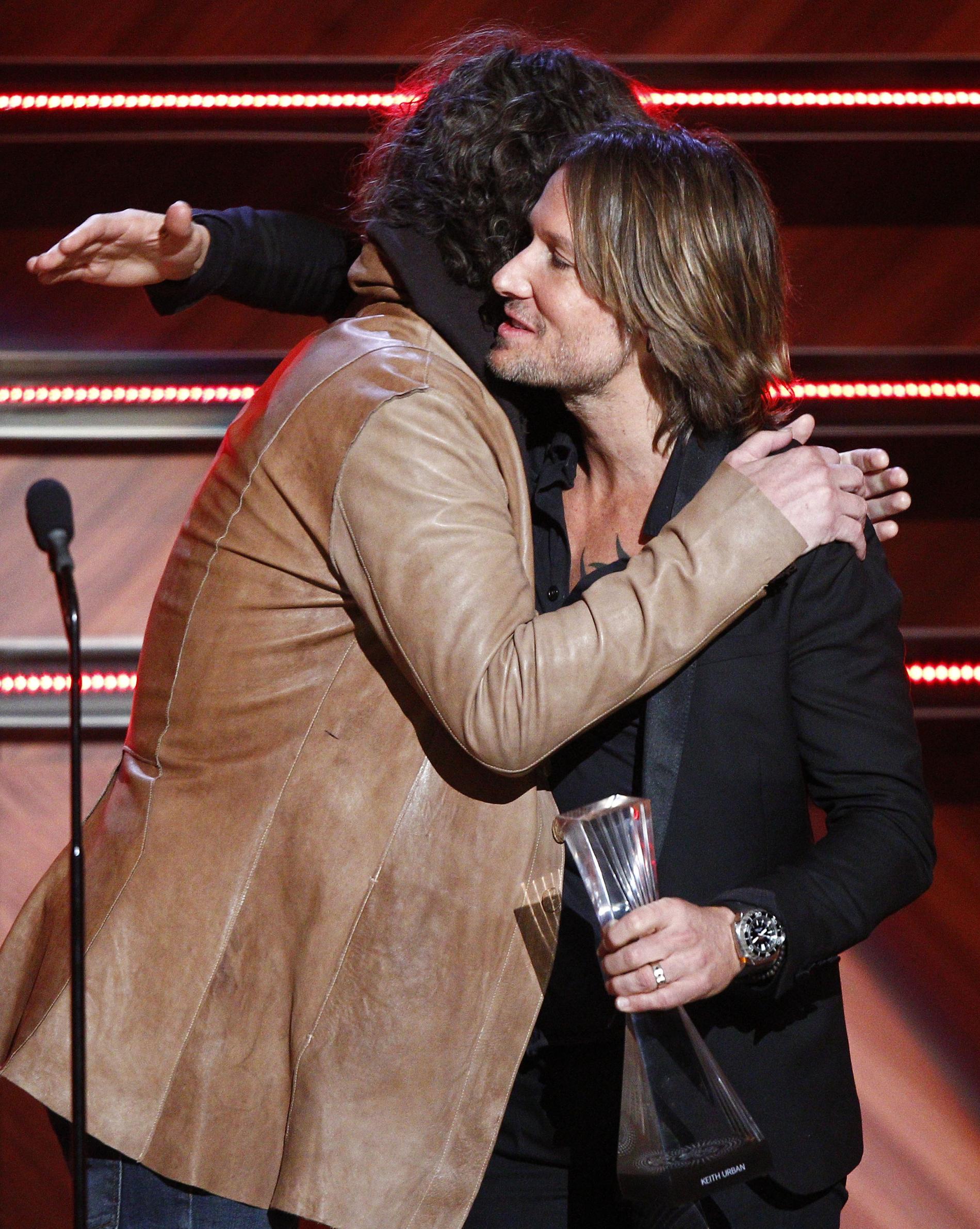 Här delar han ut pris till Keith Urban för CMT Artist of the Year Award 2014.