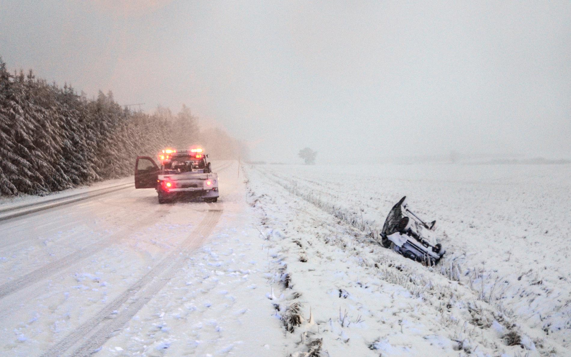 En bil voltade i snöovädret utanför Norrköping.