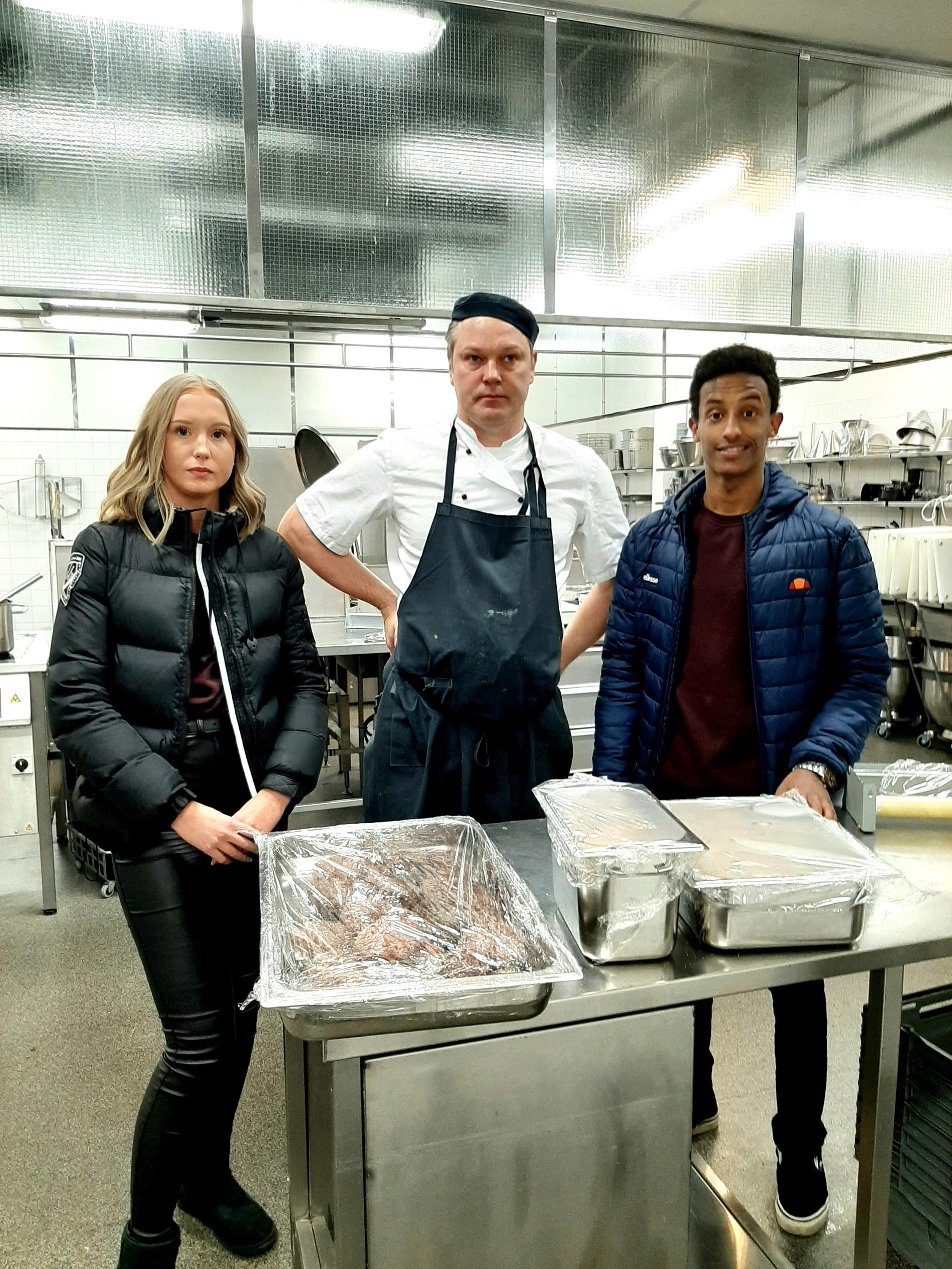 Alva, Mio och Evenezer tillsammans med Fredrik som är kock på Aros Congress Center.