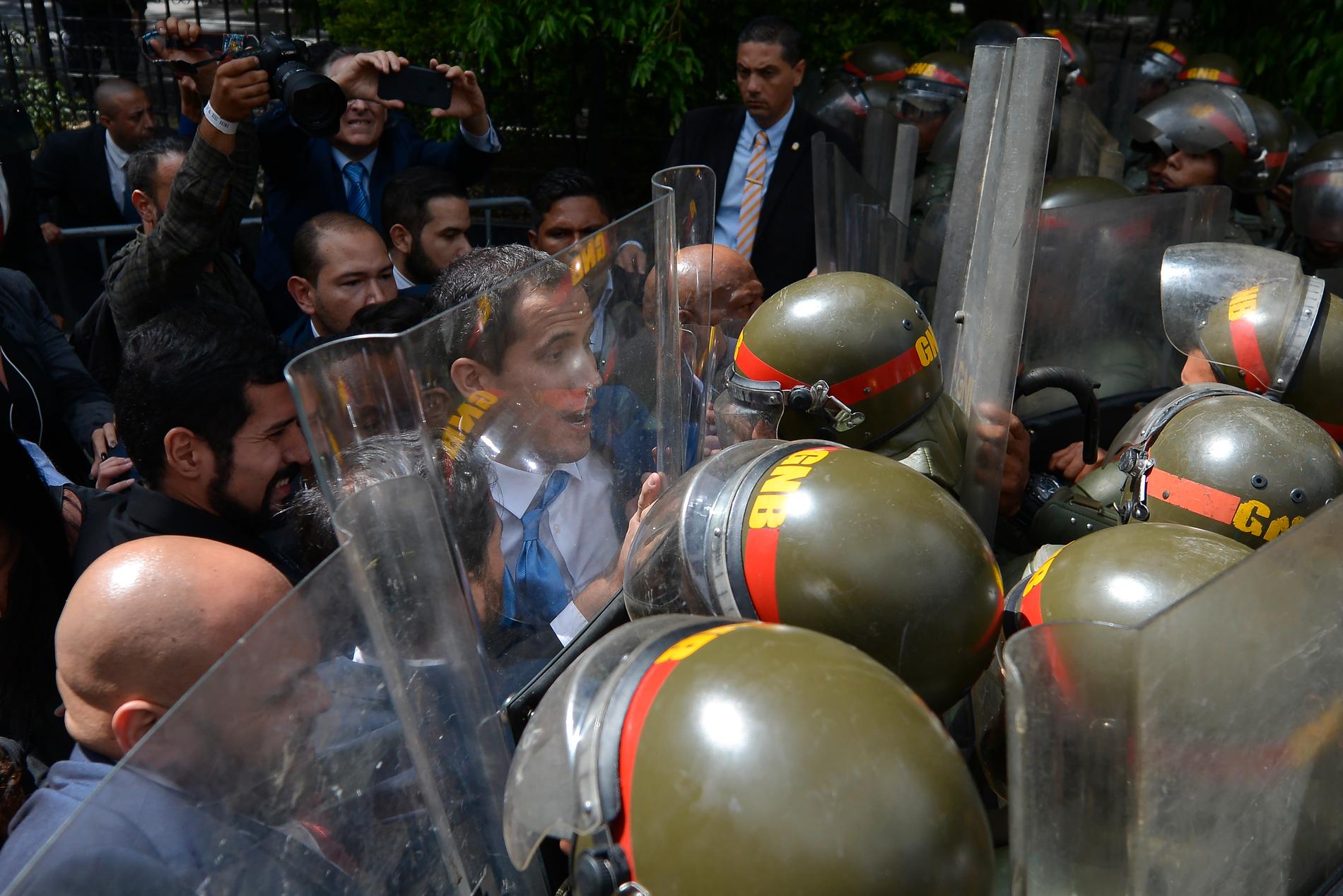 Den legitime talmannen Juan Guaidó nekas tillträde till nationalförsamlingen i Caracas där hans rival Juan Parra passade på att ta över ämbetet.
