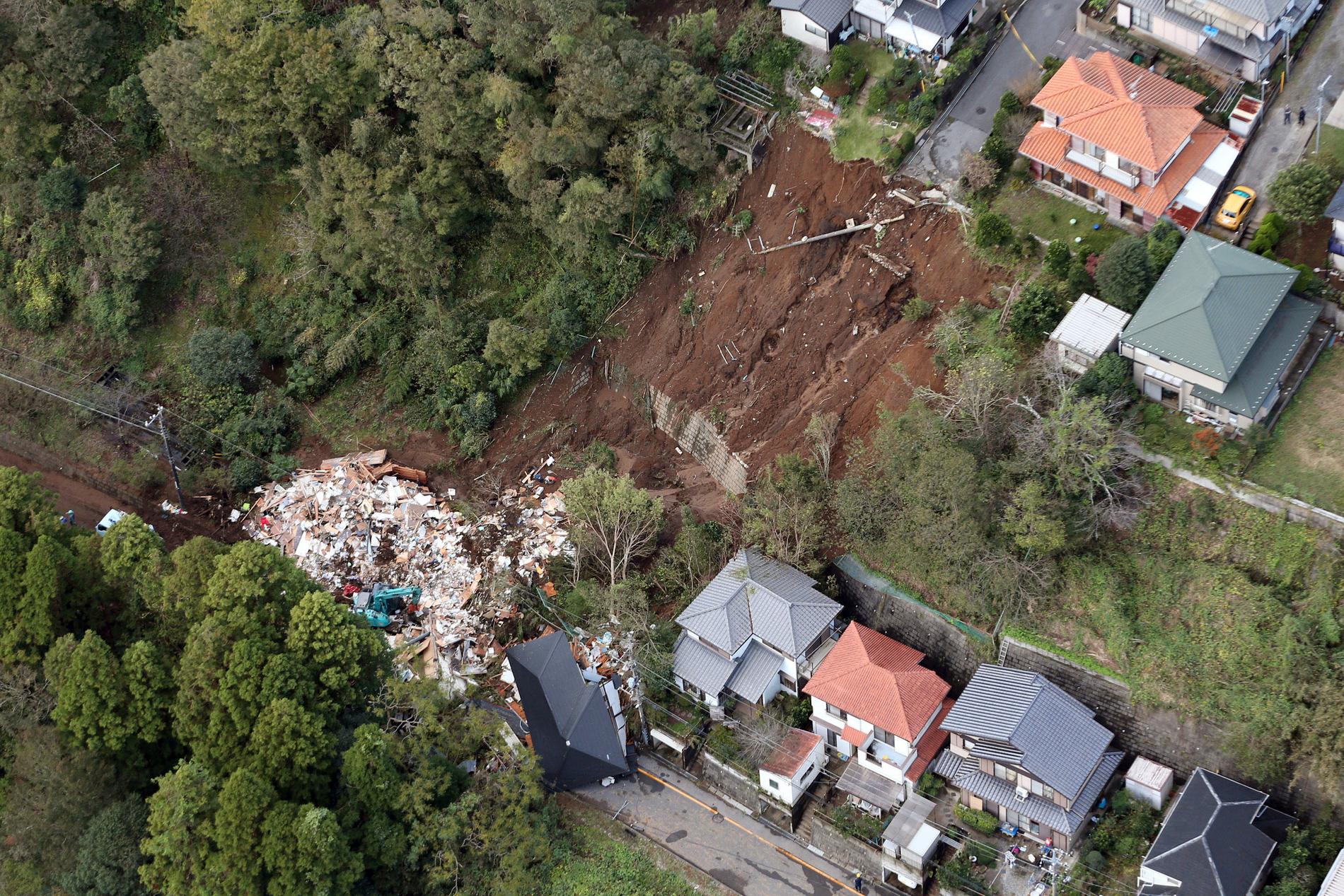 Ett hus har smulats sönder av ett jordskred i Chiba, öster om Tokyo.