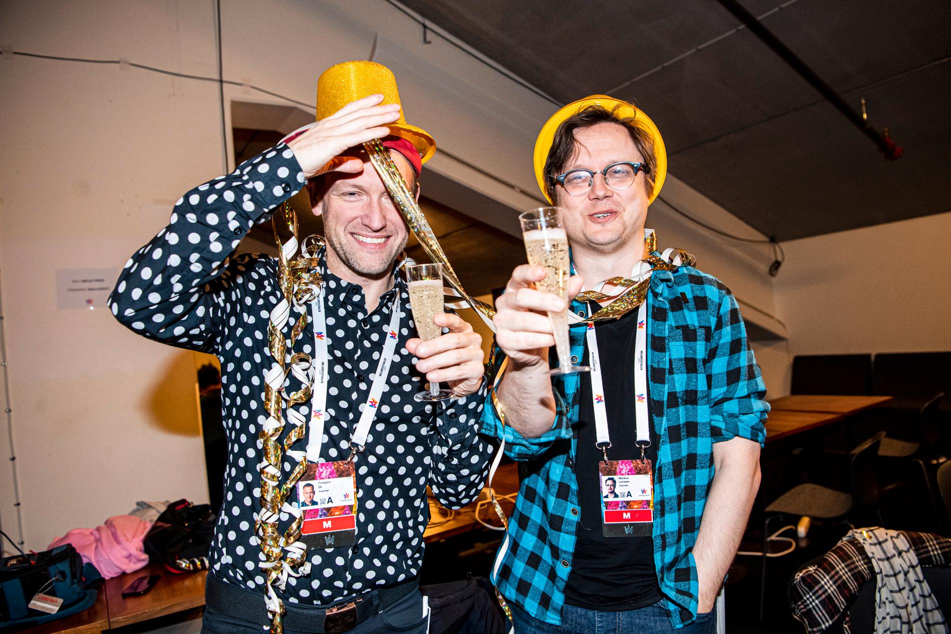 2022 bevakade Aftonbladets Tobbe Ek och Markus Larsson sin 100:a sändning av Melodifestivalen tillsammans. De firades med glada hattar och alkoholfri cider före sändningsstart.