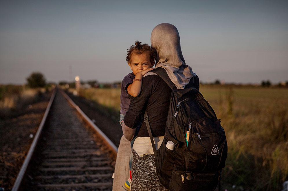 Haneen fyllde två år igår. Hon har varit på flykt genom europa i 20 dagar tillsammans med sin mamma Wateen. Nu står hon bara några hundra meter från gränsen in i Ungern.