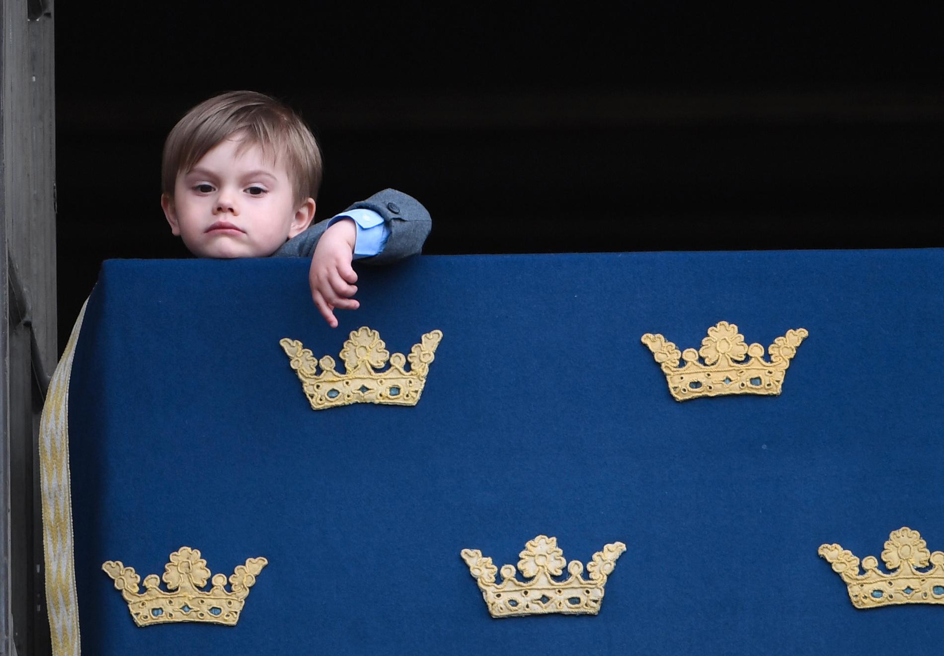 Prins Oscar såg inte jätteglad ut under den traditionsenliga balkongvinkningen från Stockholms slott. 
