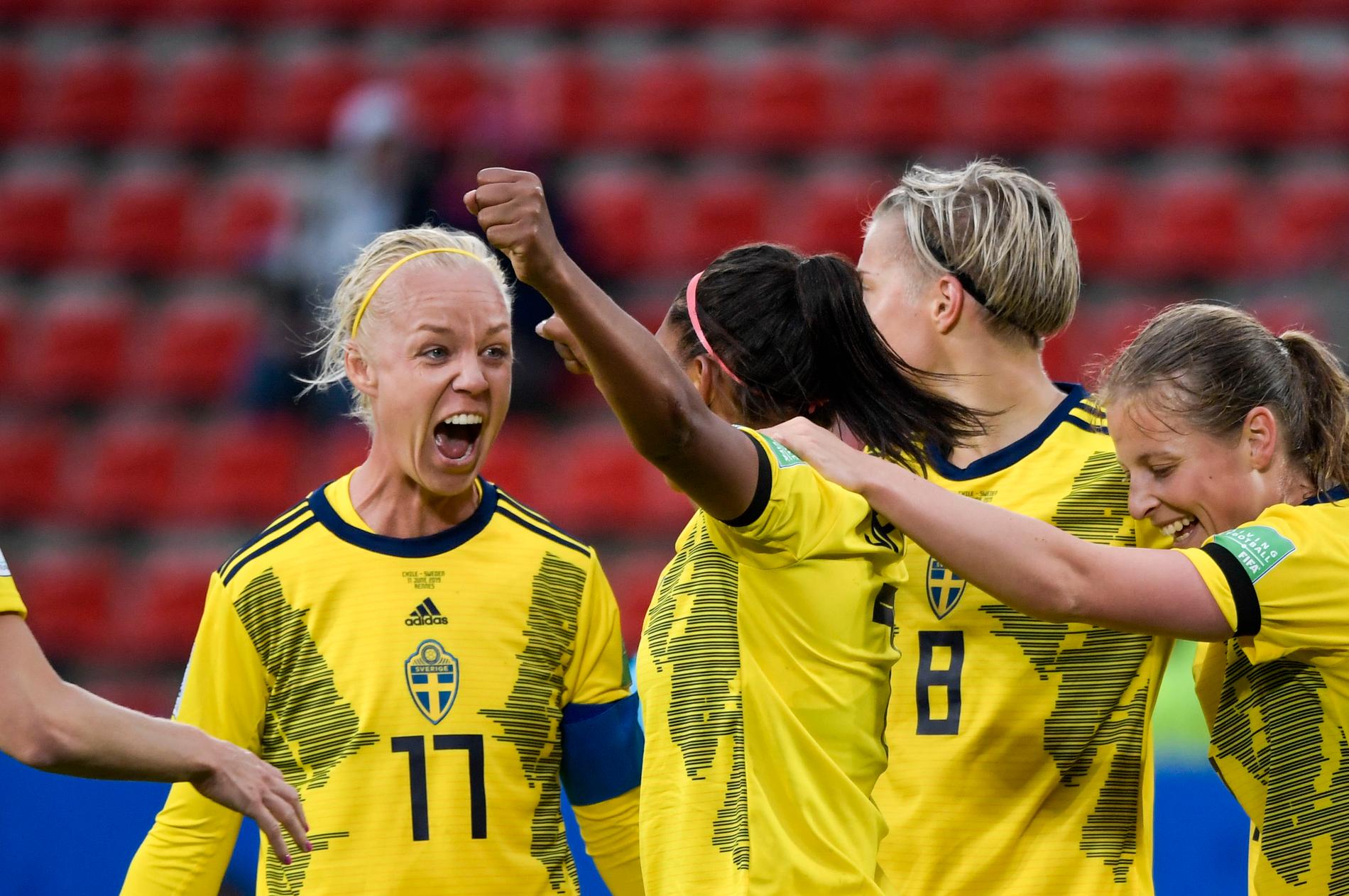 Många är intresserade av att köpa biljetter till fotbolls-EM i England nästa år. Sverige har inlett kvalet med tre segrar. Arkivbild.