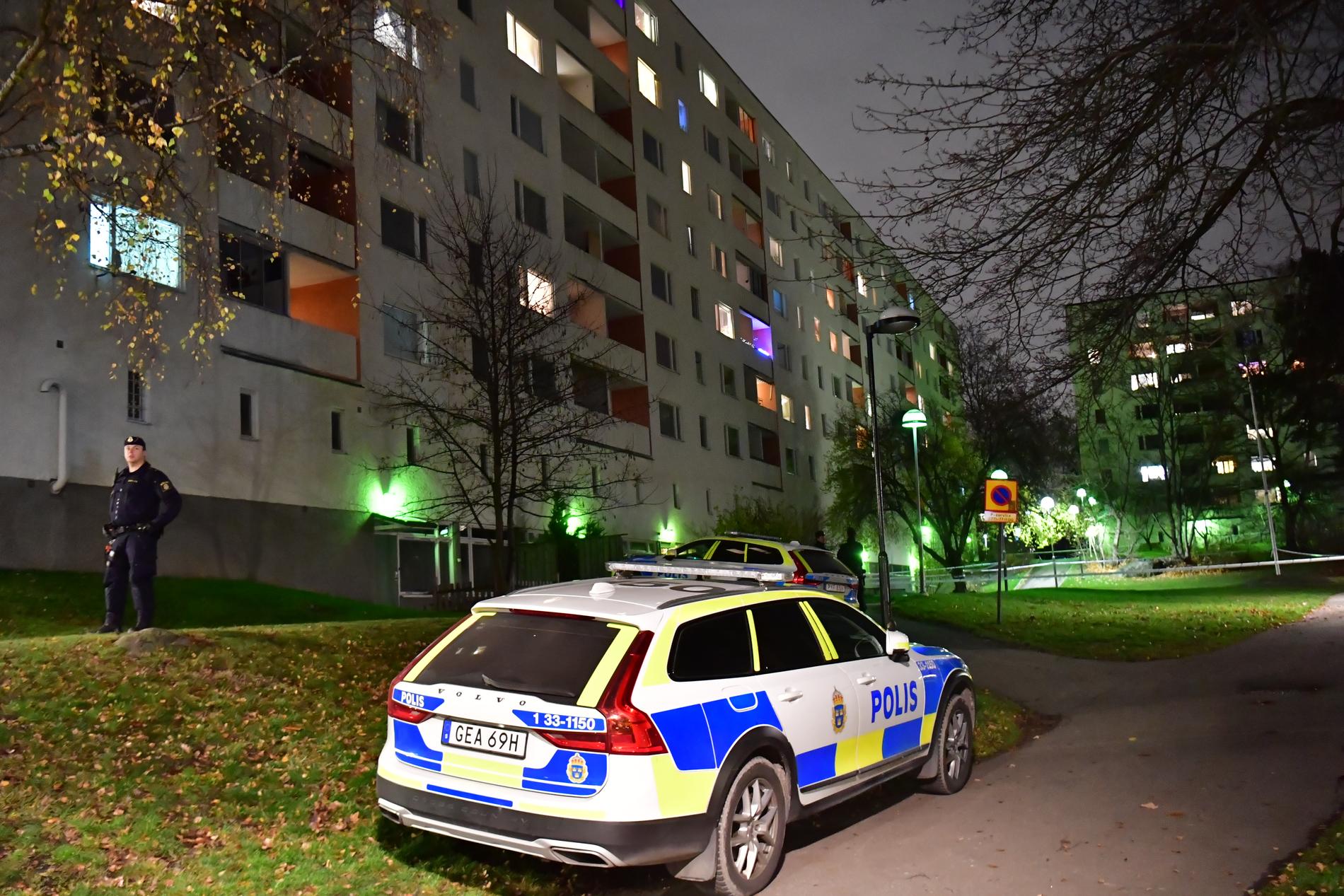 Två barn hittades allvarligt skadade i Hässelby i nordvästra Stockholm.
