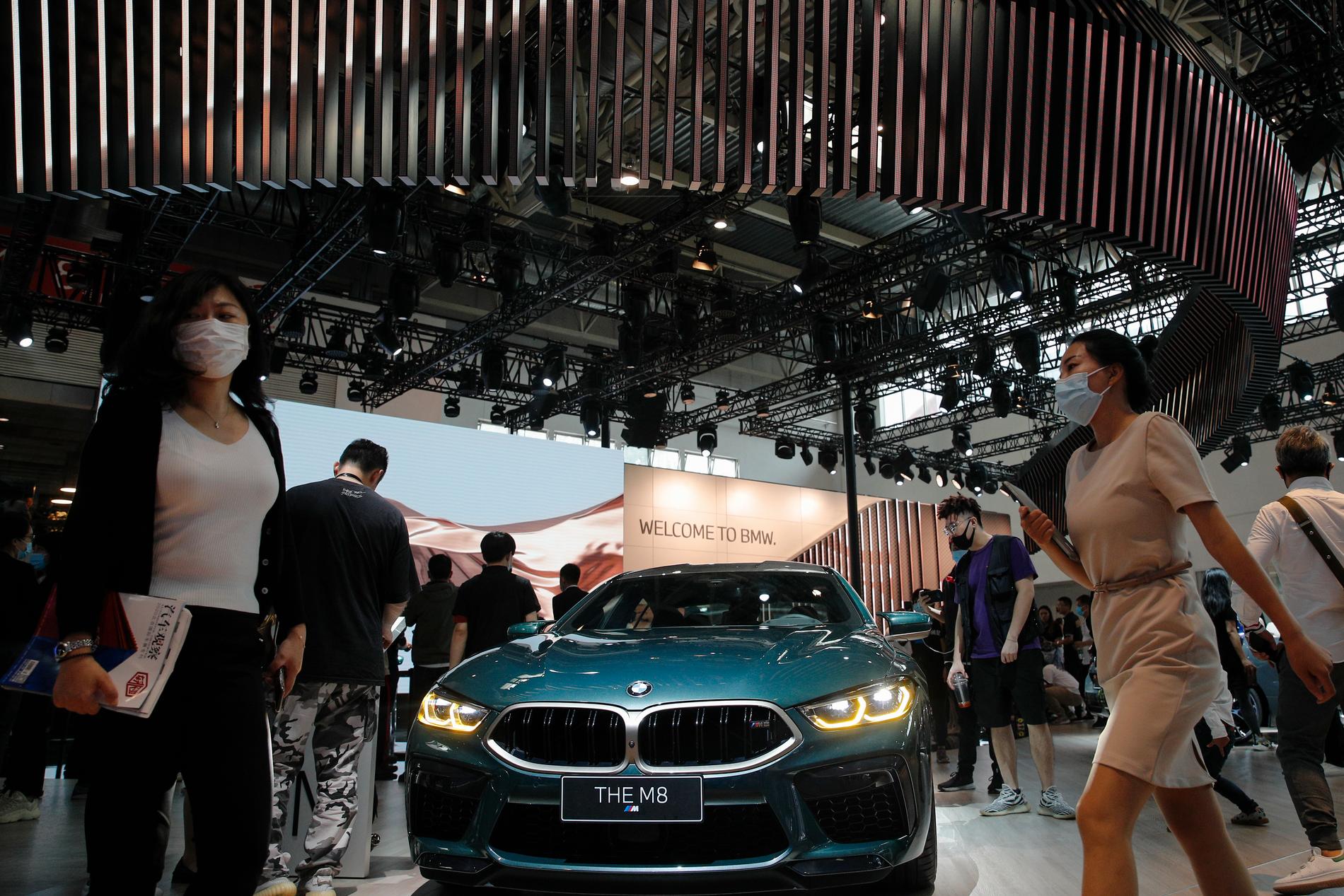 BMW presenterar en av sina modeller i samband med bilmässan i Peking förra hösten. Arkivbild.