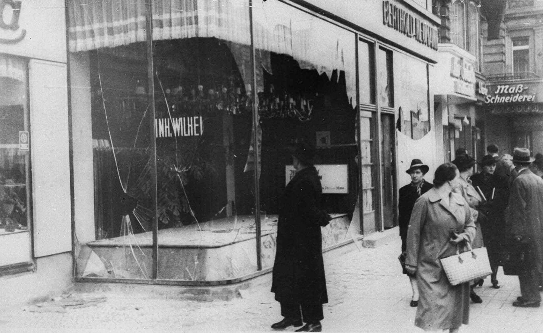 En man betraktar en butik som vandaliserats i Berlin under Kristallnatten mellan den 9 och 10 november 1938. Arkivbild.