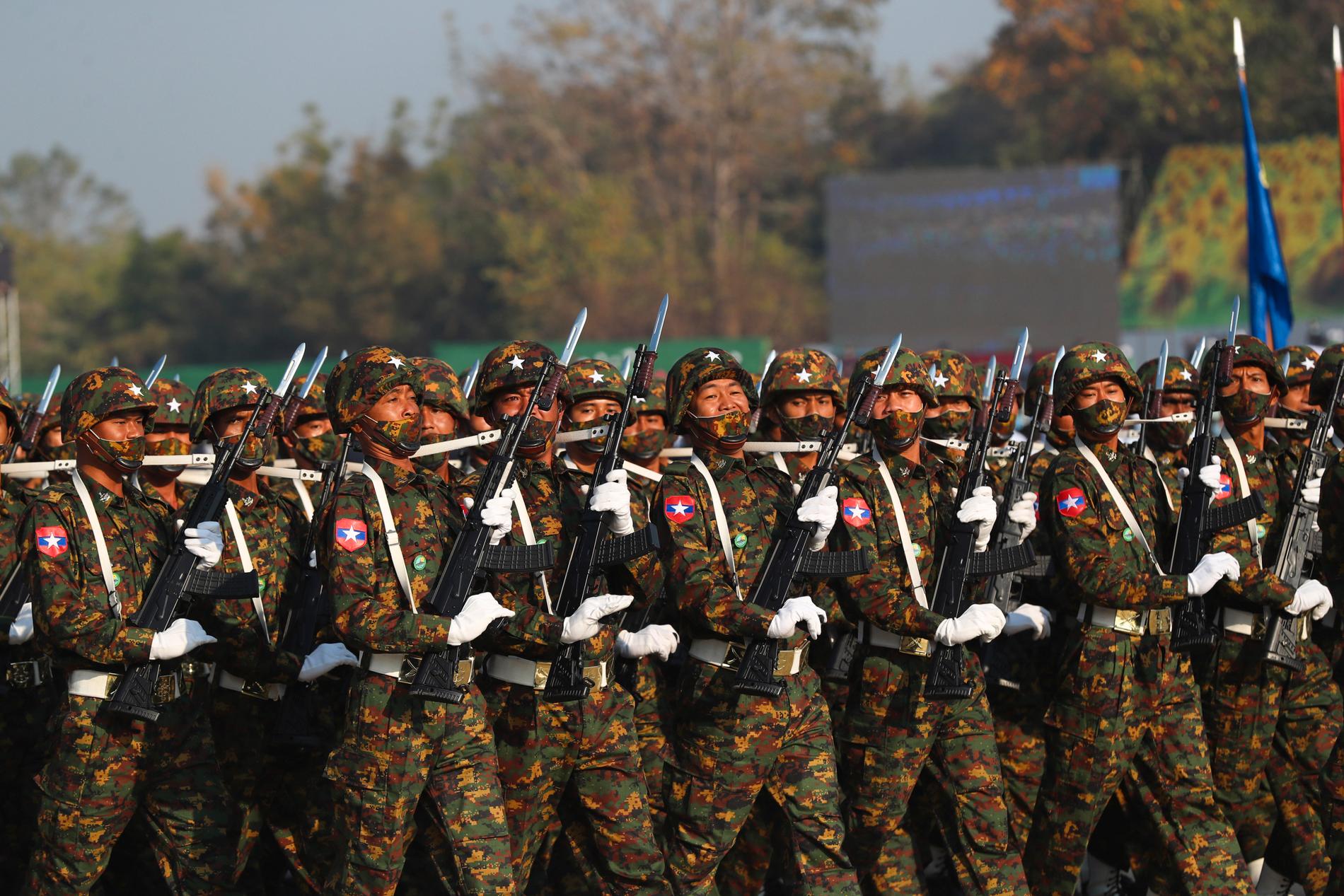 Myanmariska soldater marscherar i huvudstaden Naypyidaw. Arkivbild.