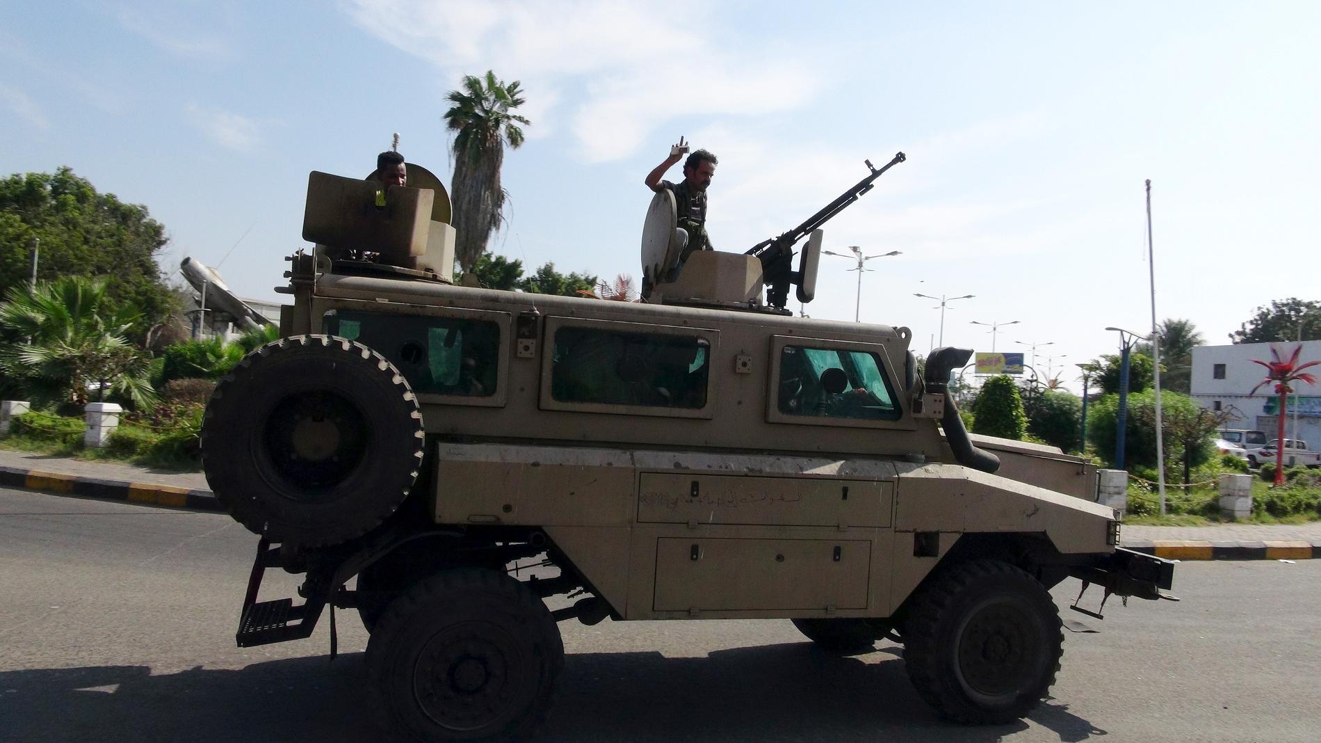 Militärer lojala mot Jemens president Abd Rabbu Mansur Hadi syns i staden Aden.