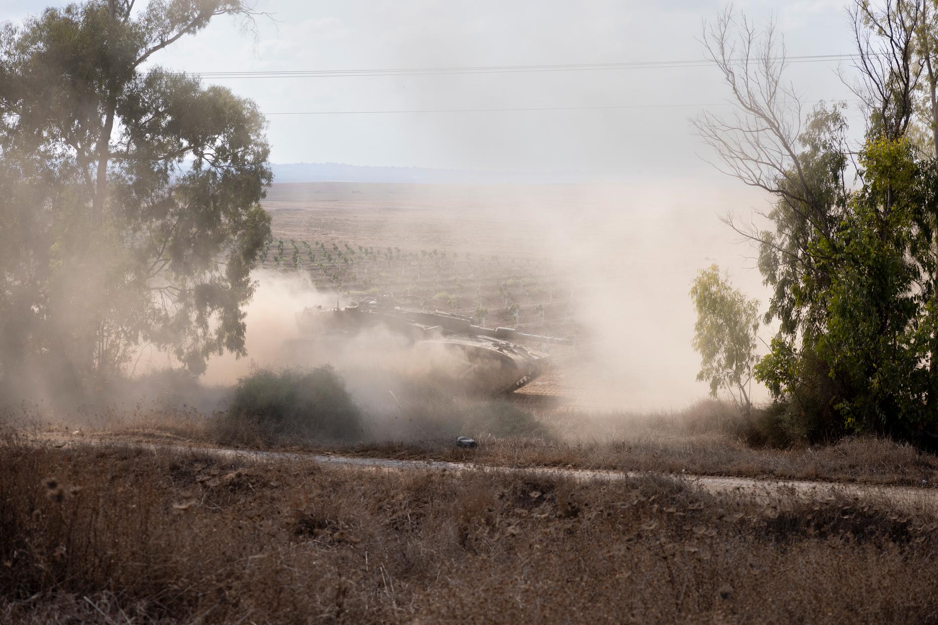 En israelisk stridsvagn på väg mot fronten.