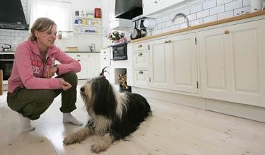 Trivsamt och rymligt Maria Rudén och hunden Laura myser gärna i sitt ljusa kök.