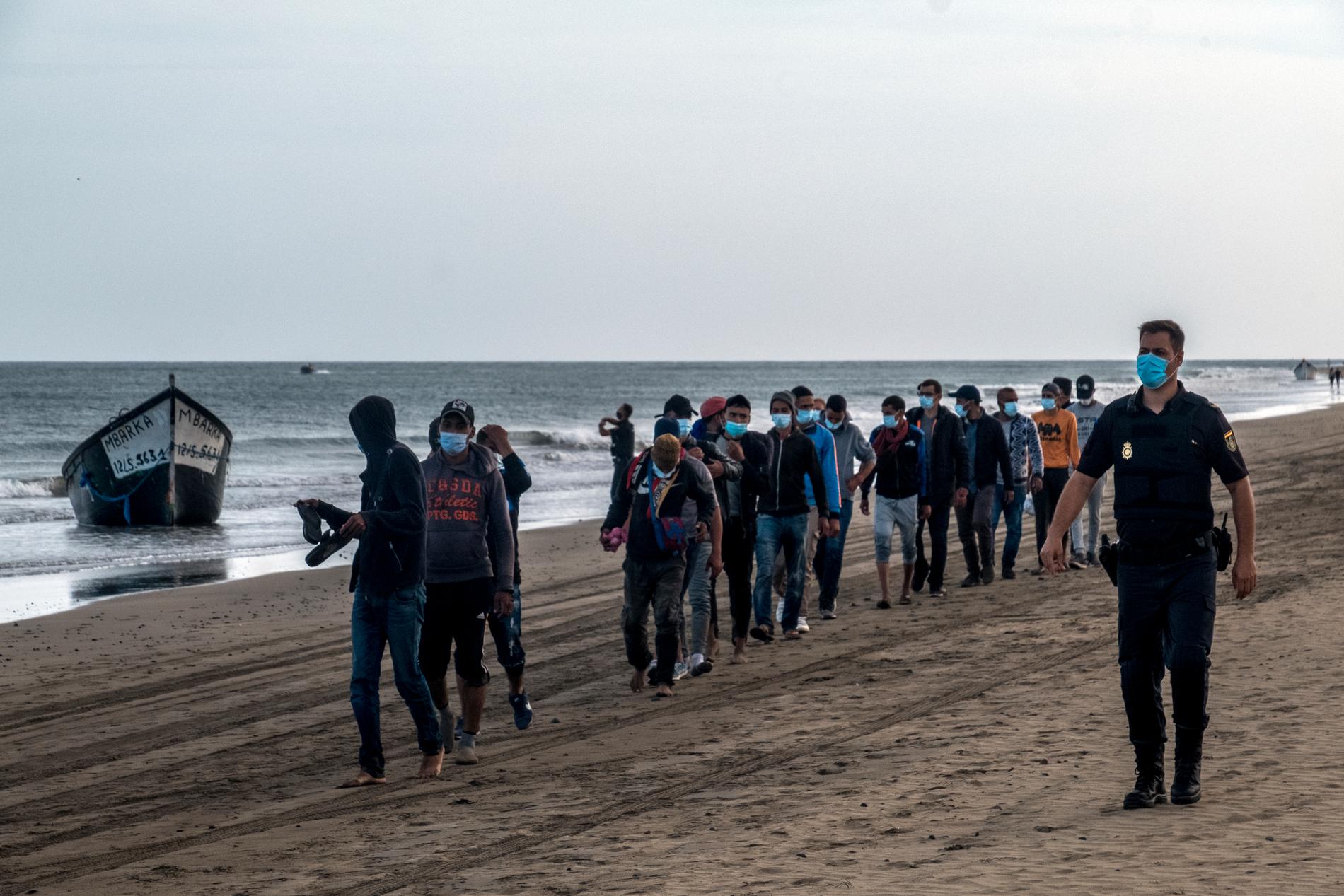 Allt fler migranter försöker nu ta sig till Kanarieöarna. På bilden migranter från Marocko som anlände tidigare i oktober. Arkivbild.