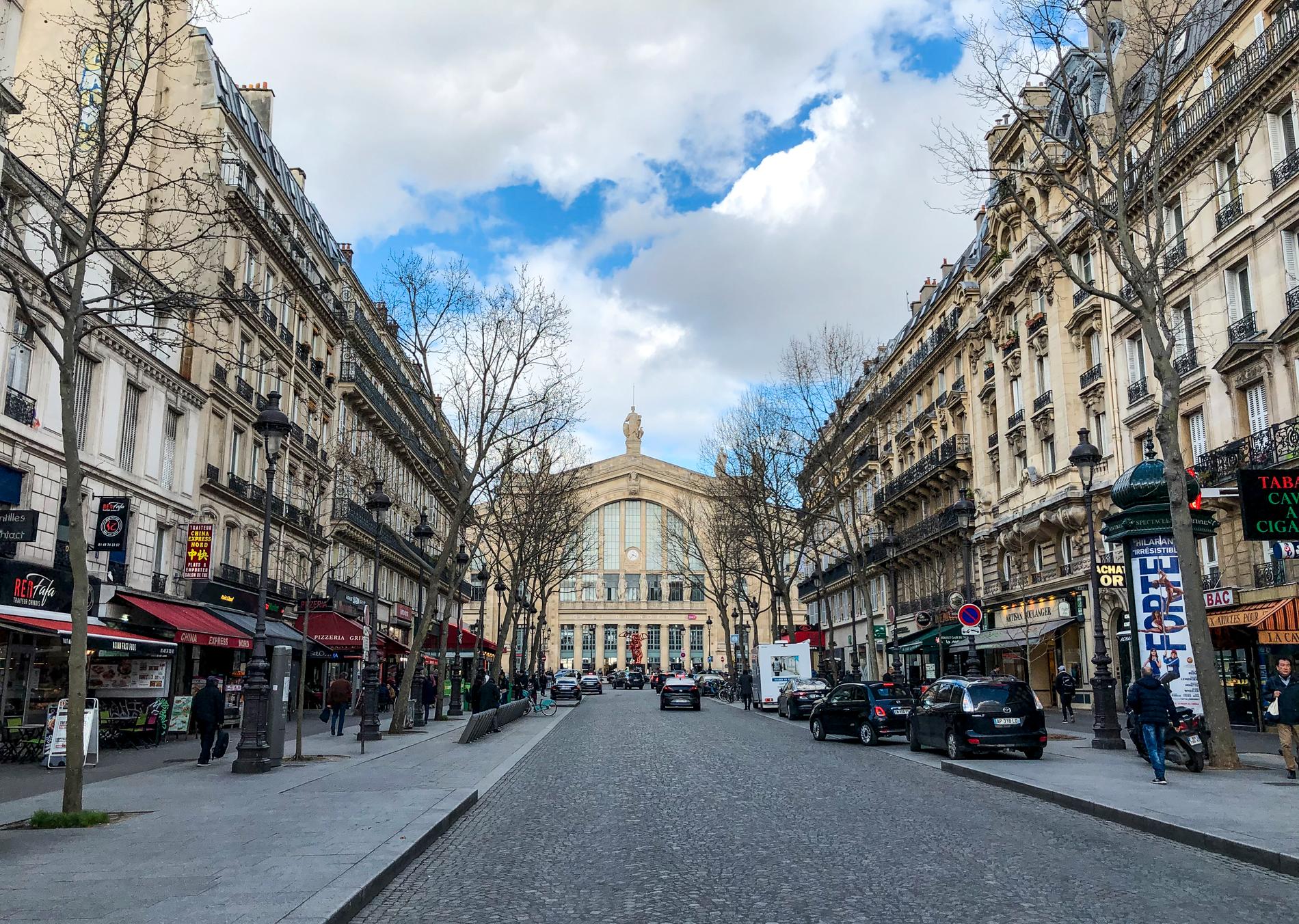 Coronaviruset har lett till ovanligt öde gator i ett annars vårvarmt Paris.