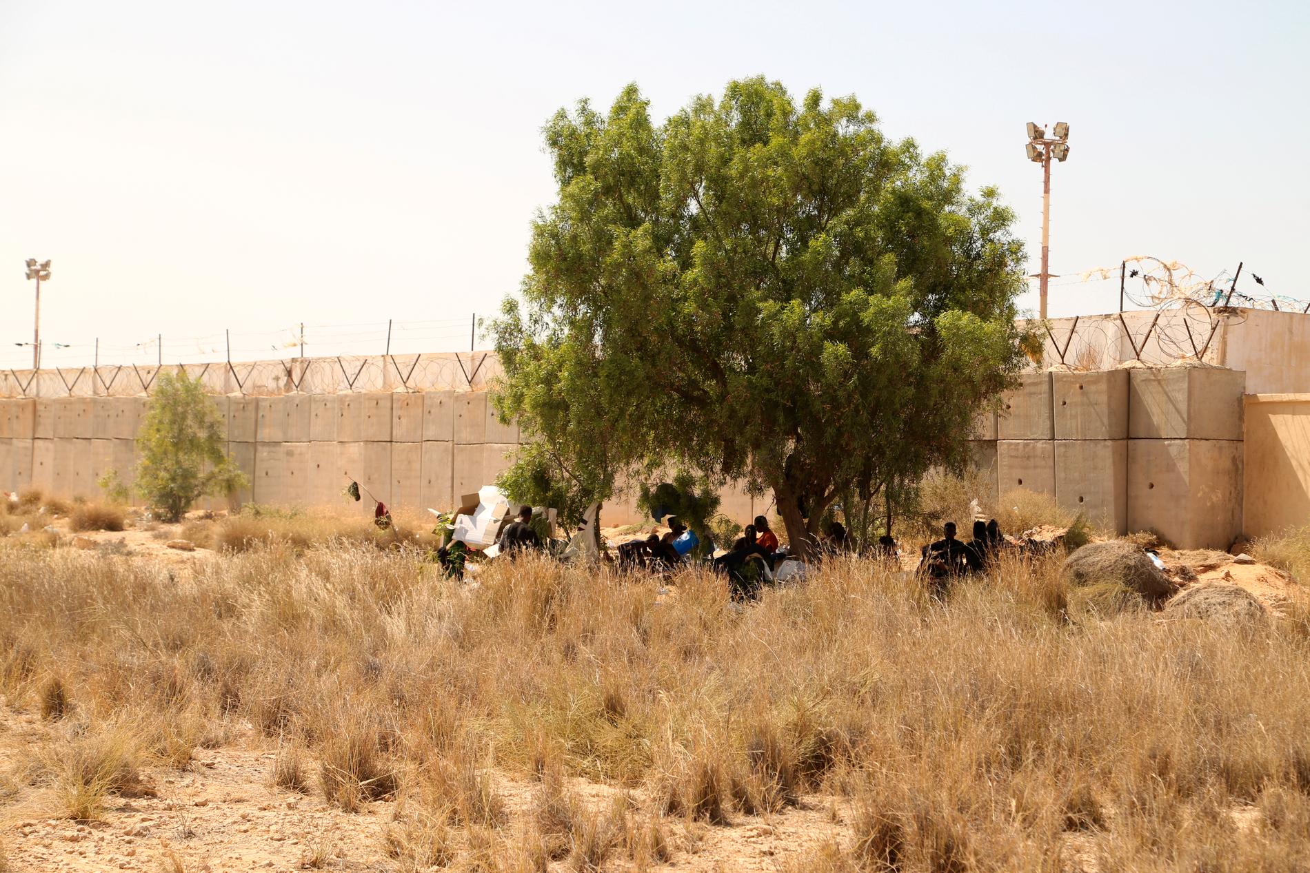 Flyktingar slår läger vid gränsen till Tunisien. 
