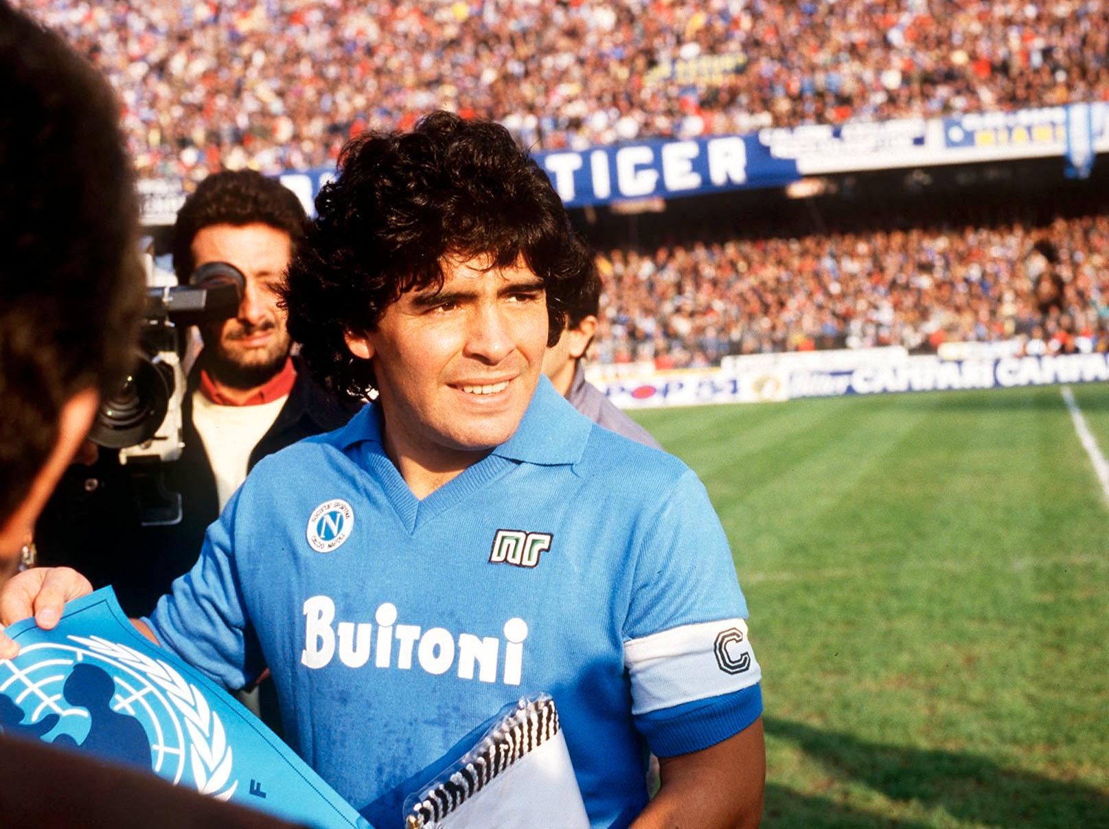 Maradona i egen hög person.
